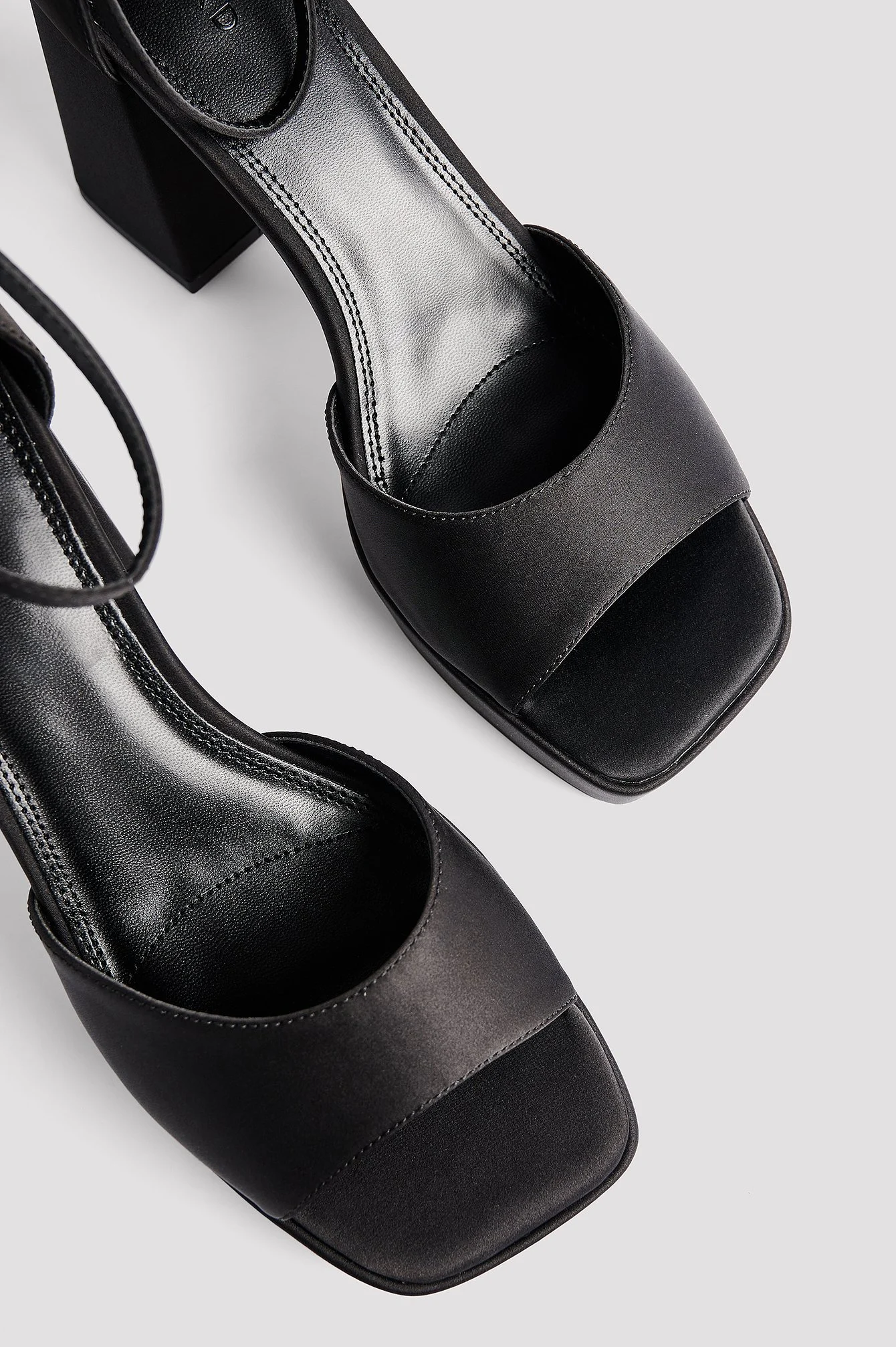 Plateau-High-Heels aus Satin
