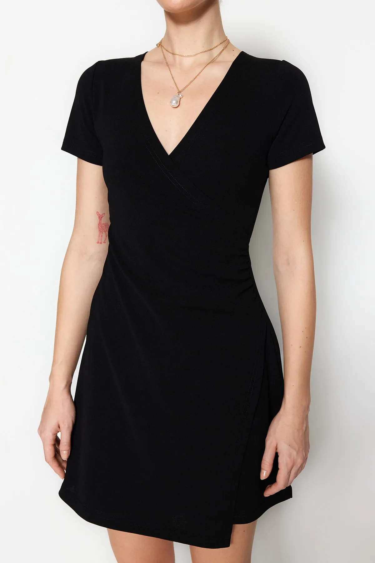 Trendyol Collection  Schwarzes, zweireihiges Mini-Strickkleid aus Crêpe in A-Linie mit zweireihigem Ausschnitt TWOSS23EL01703