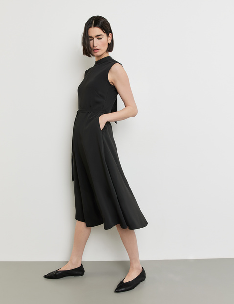 Fließendes Kleid mit Bindebändern