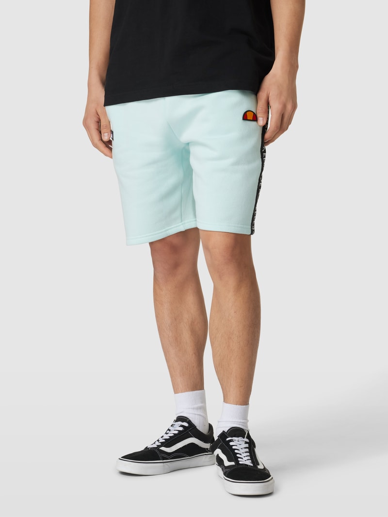 Sweatshorts mit Kontraststreifen und Label-Detail Modell 'LATION' in hellblau