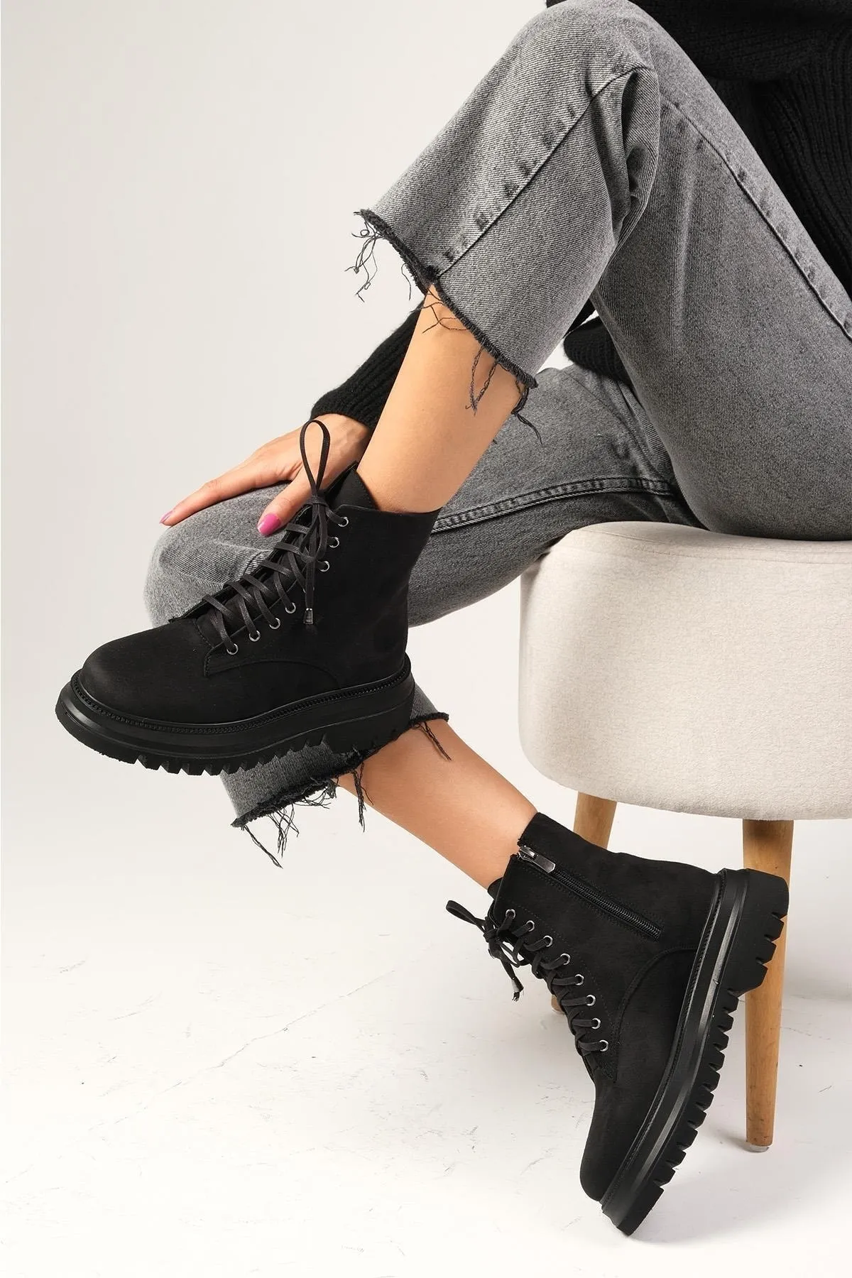 Mio Gusto  Alex Schwarze Wildleder-Damenstiefel zum Schnüren und Reißverschluss mit dicken Sohlen