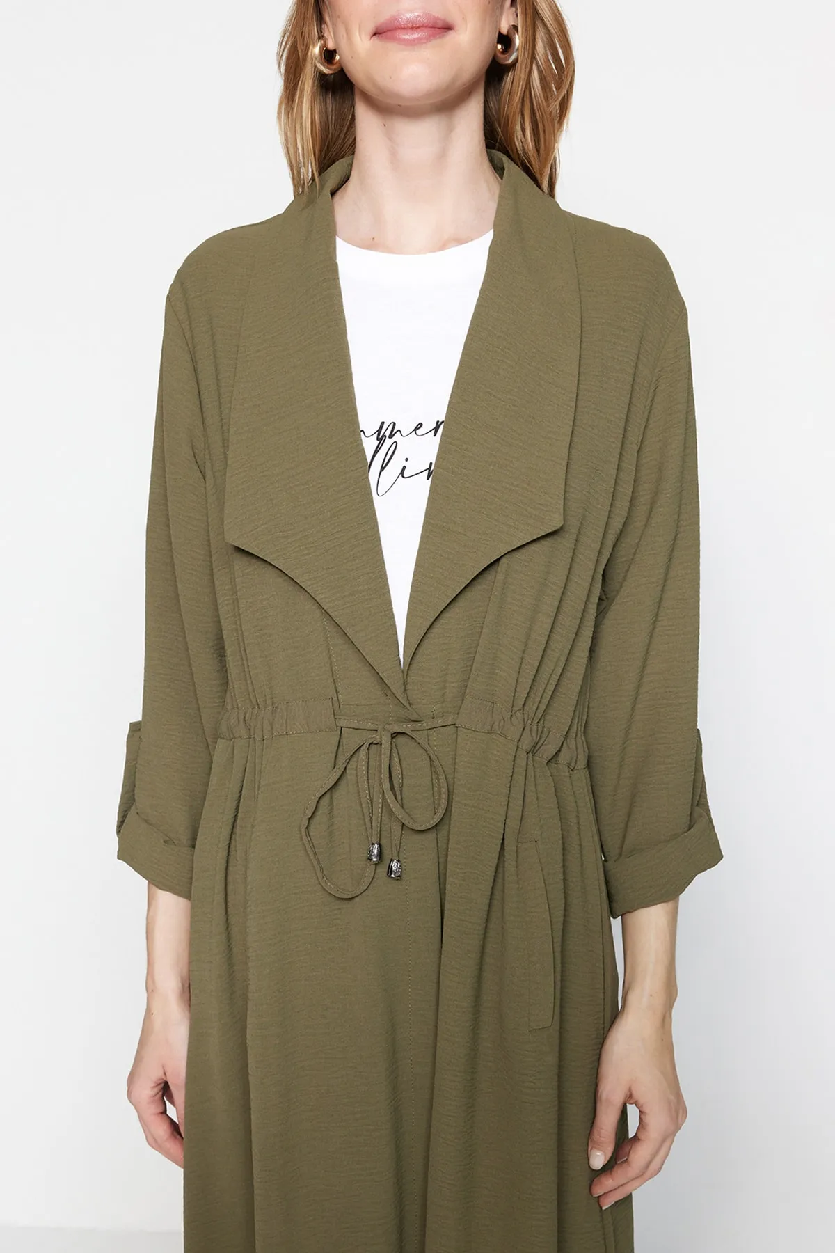 Trendyol Modest  Khakifarbene, gewebte Wear-Out-Cap mit Krawattendetails und Ferace TCTSS21CE0400