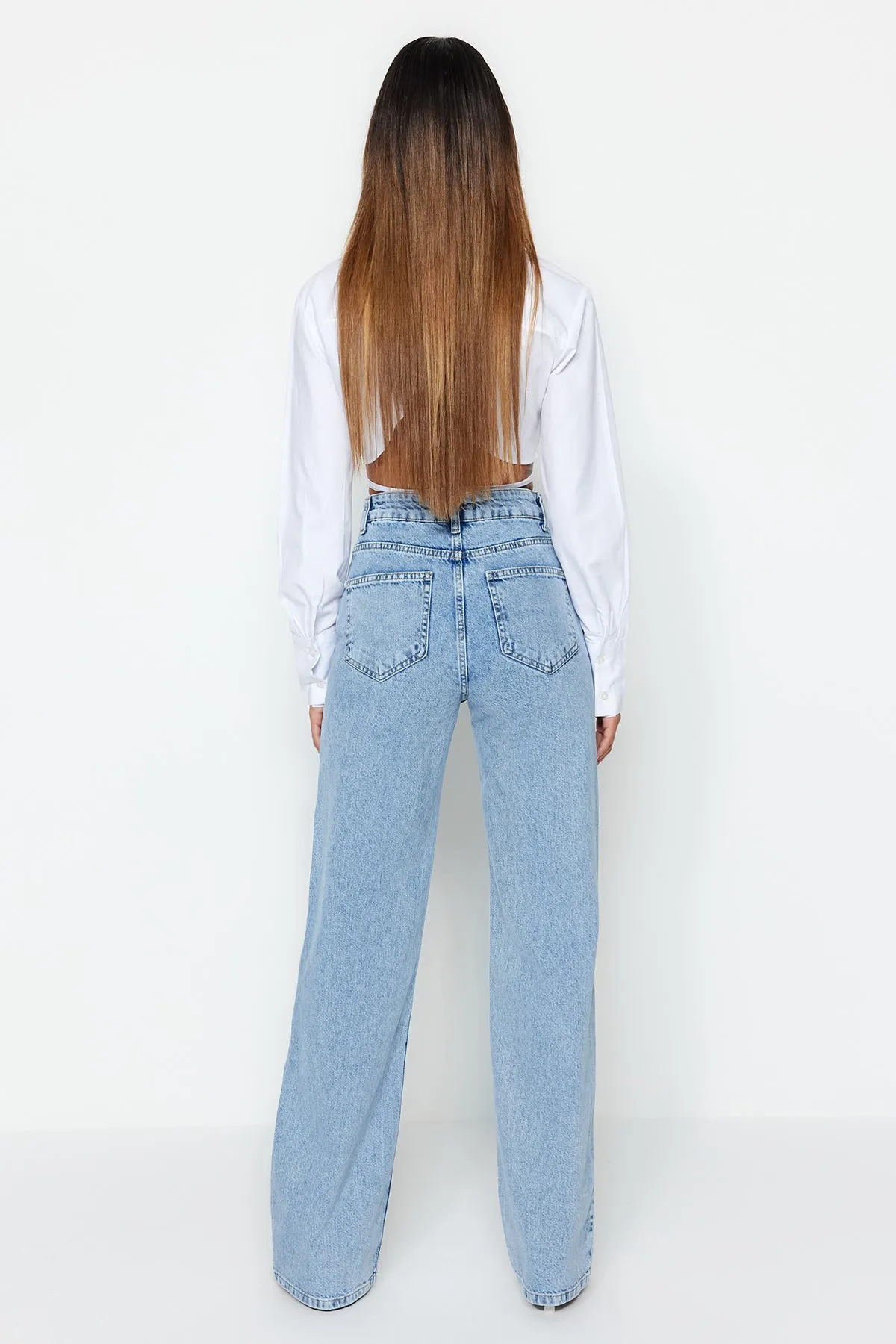 Trendyol Collection  Hellblaue Jeans mit hoher Taille und weitem Bein TWOSS23JE00068