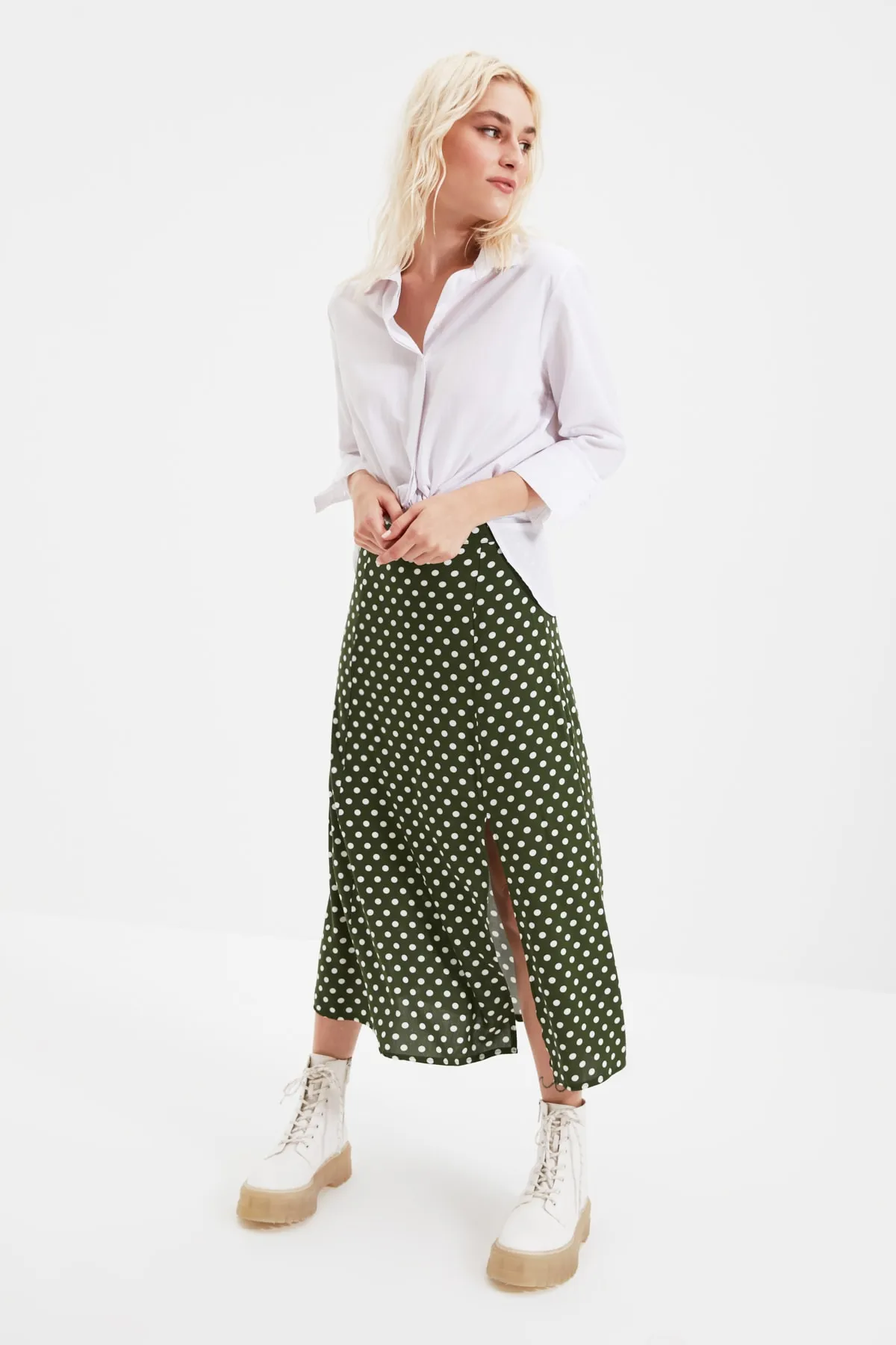 Trendyol Collection  Khakifarbener, geschlitzter, detaillierter gepunkteter Webrock TWOAW20ET0205