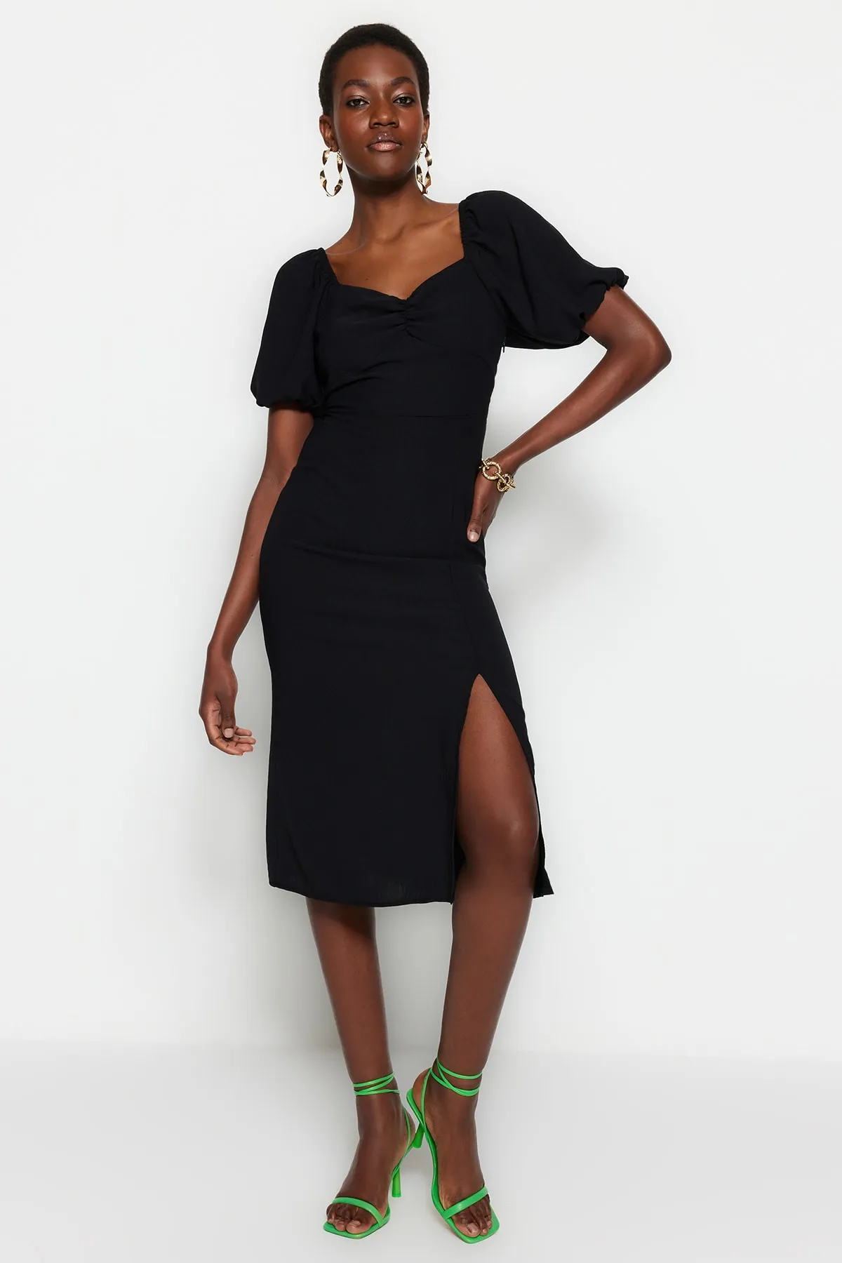 Trendyol Collection  Schwarzes, figurbetontes Midi-Webkleid mit Schlitz und Rückendetail TWOSS23EL01164