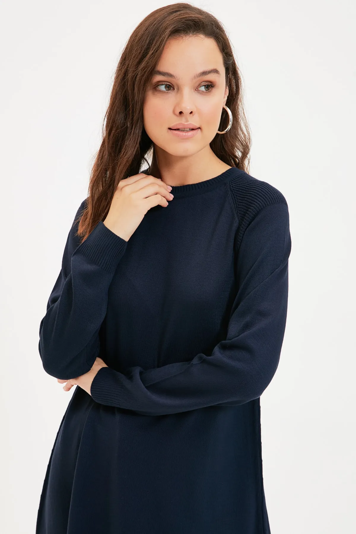 Trendyol Modest  Marineblauer langer Tiko-Pullover mit Rundhalsausschnitt TCTAW22AK0132