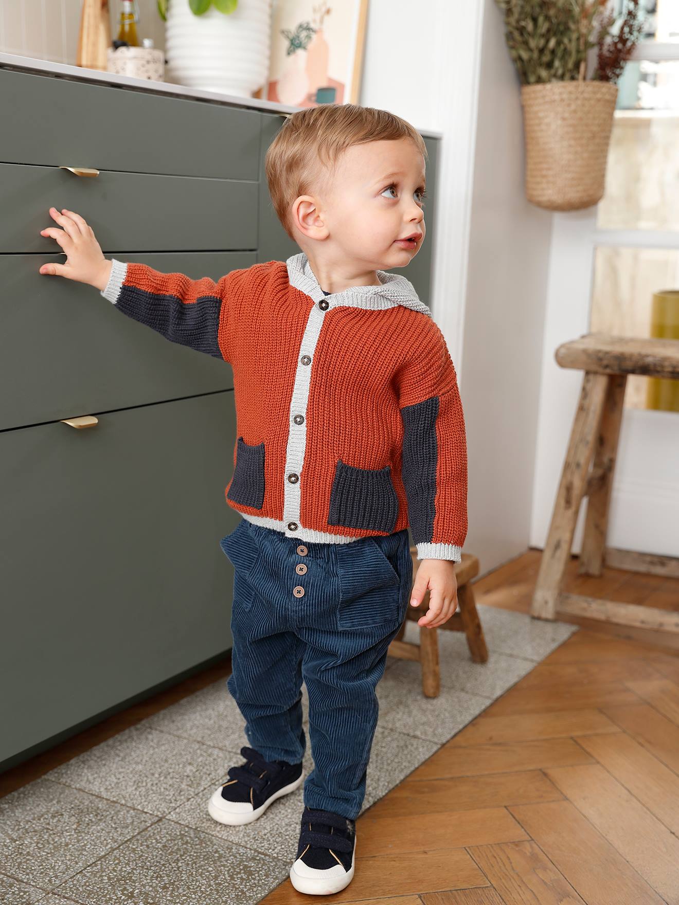 Gilet en tricot bébé avec capuche rouille