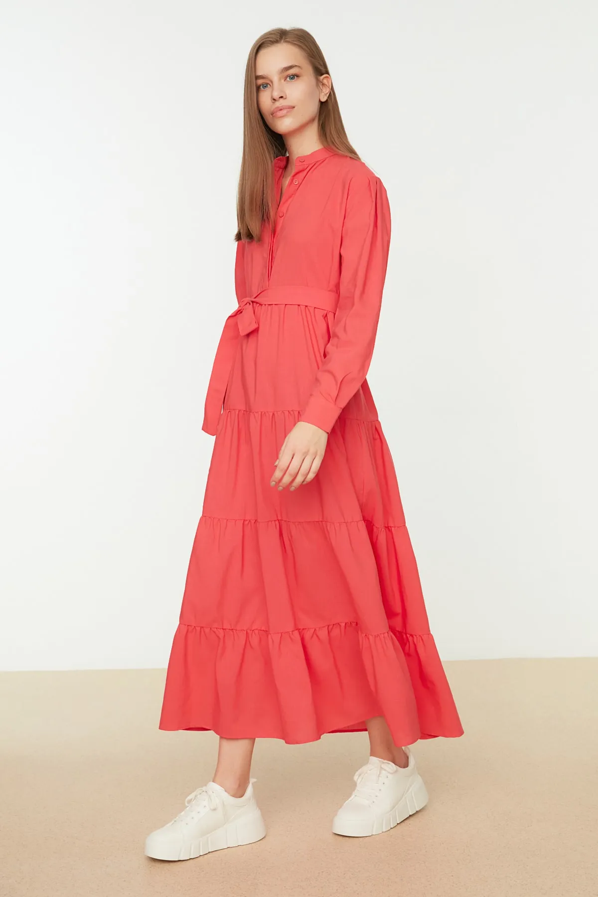 Trendyol Modest  Korallenrotes, gewebtes Kleid mit weitem Schnitt und Richterkragen, Gürtel TCTSS22EB0128