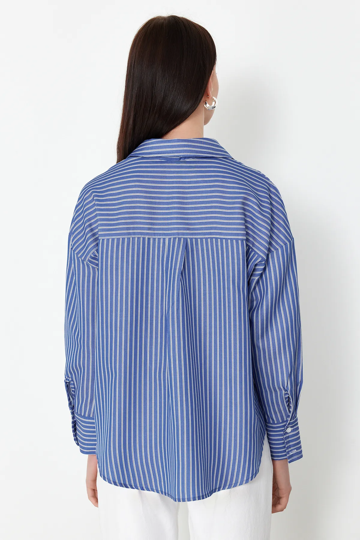 Trendyol Collection  Blau gestreiftes Webhemd - Regular Fit TWOSS24GO00212