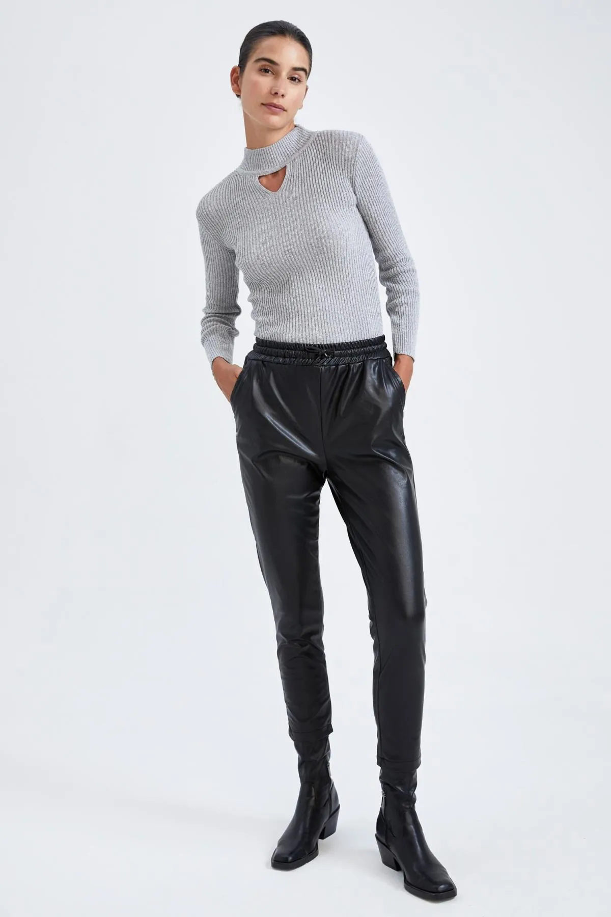 DeFacto  Hose aus Kunstleder mit Jogger-Tasche
