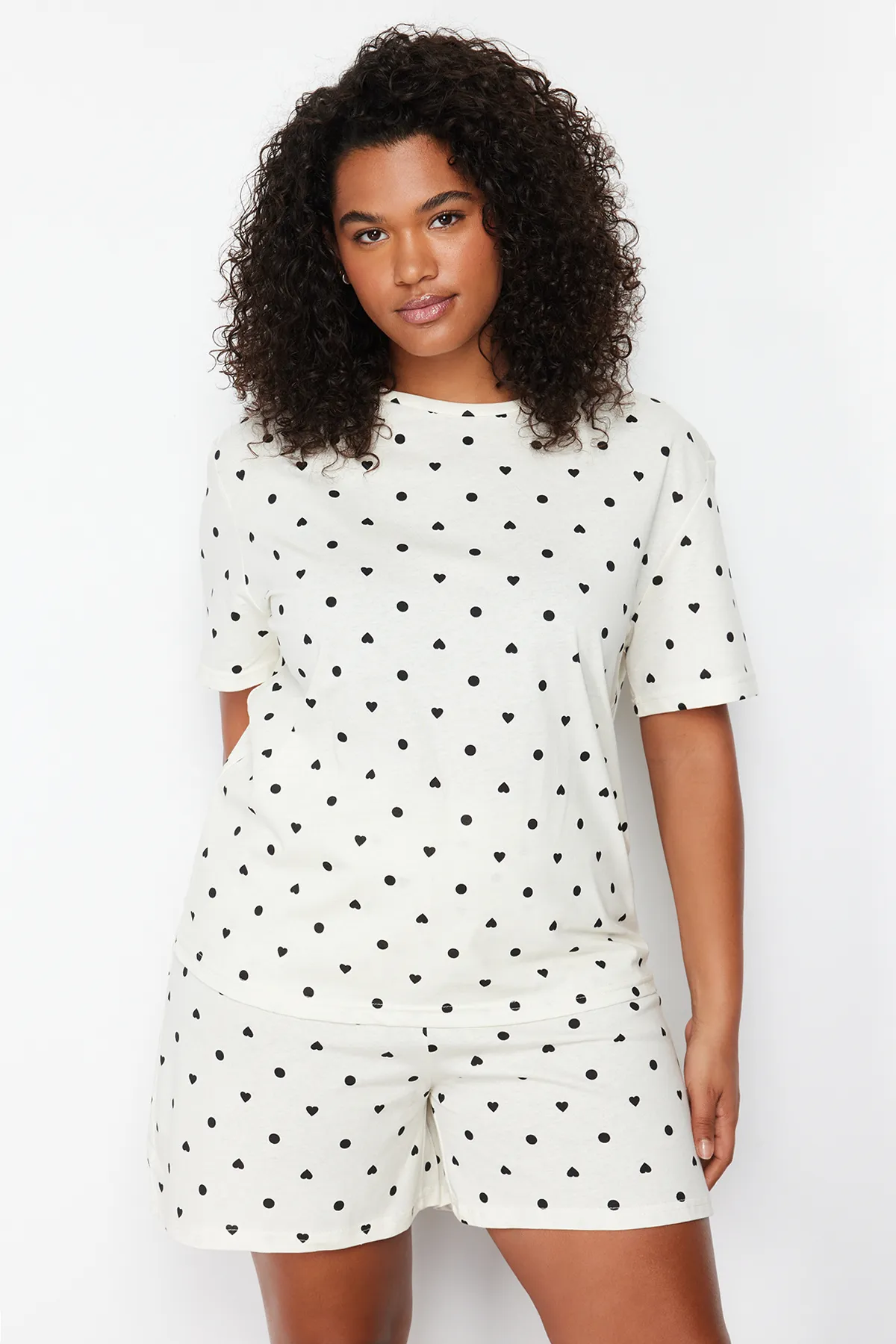 Trendyol Curve  Weißes Pyjama-Set aus Strick mit Herzmuster TBBSS24AI00025