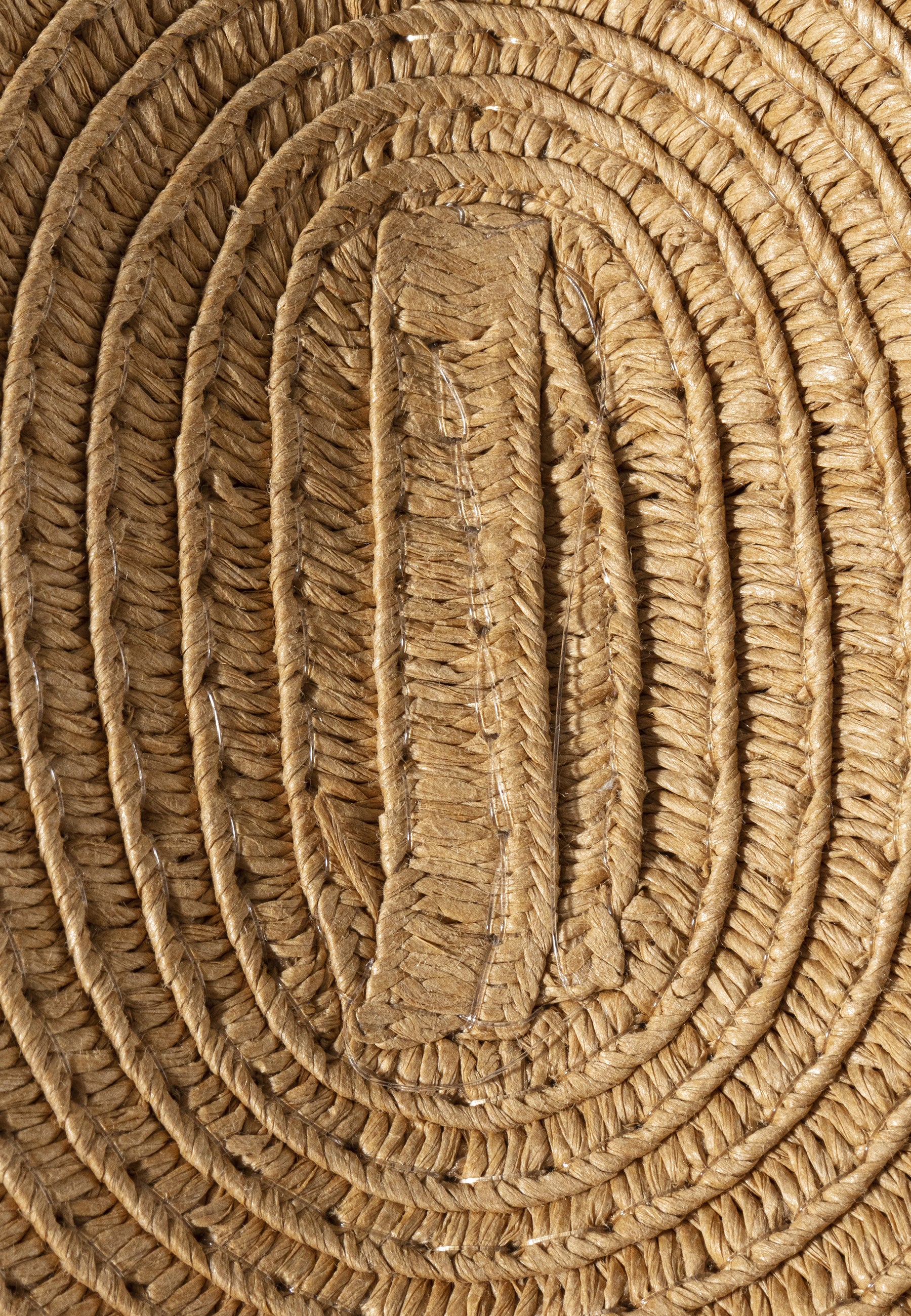 Strohhut mit farbigen Streifen und Logo-Patch