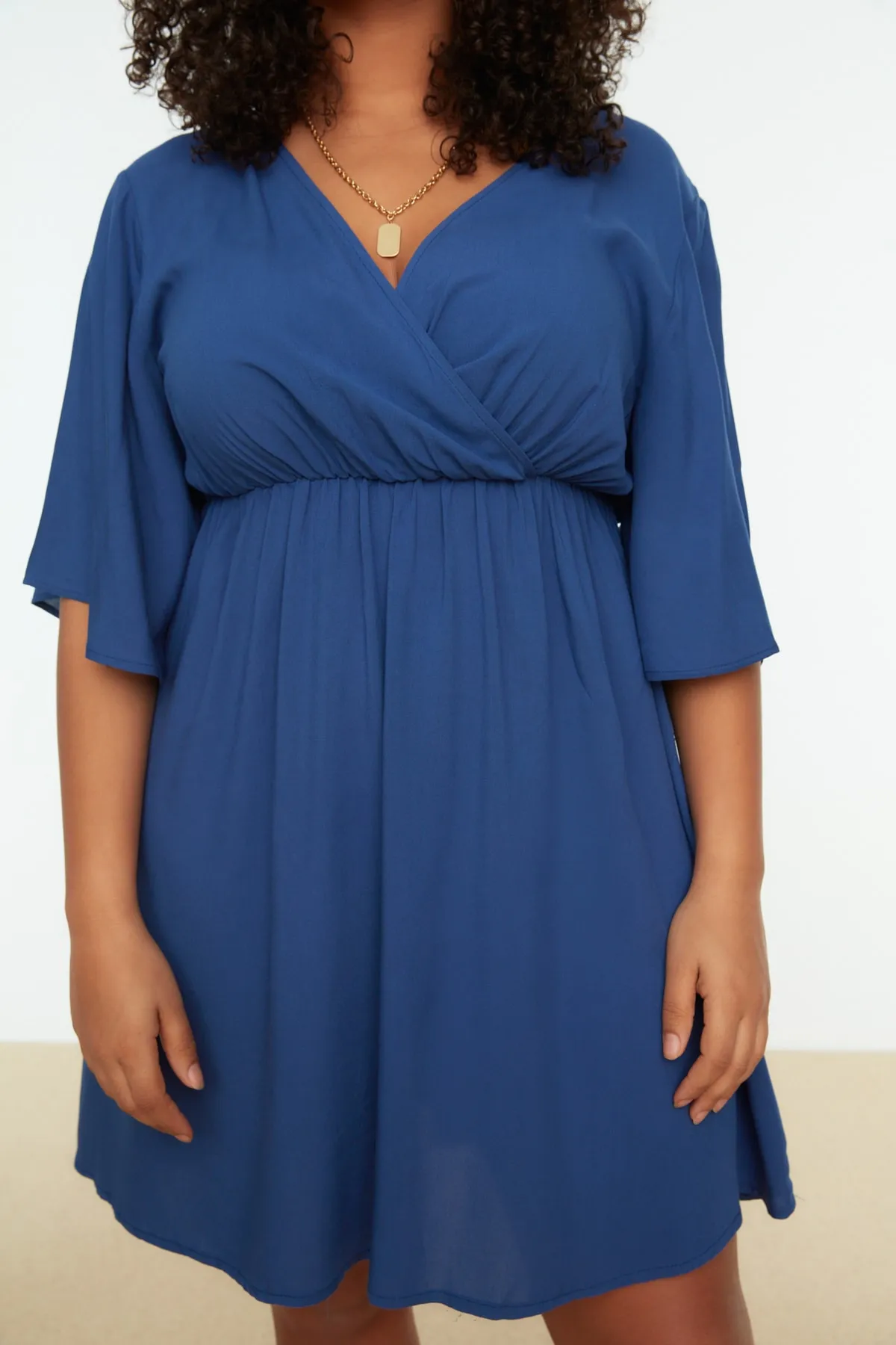 Trendyol Curve  Indigoblaues gewebtes zweireihiges Kleid mit Verschluss TBBSS22EL0540