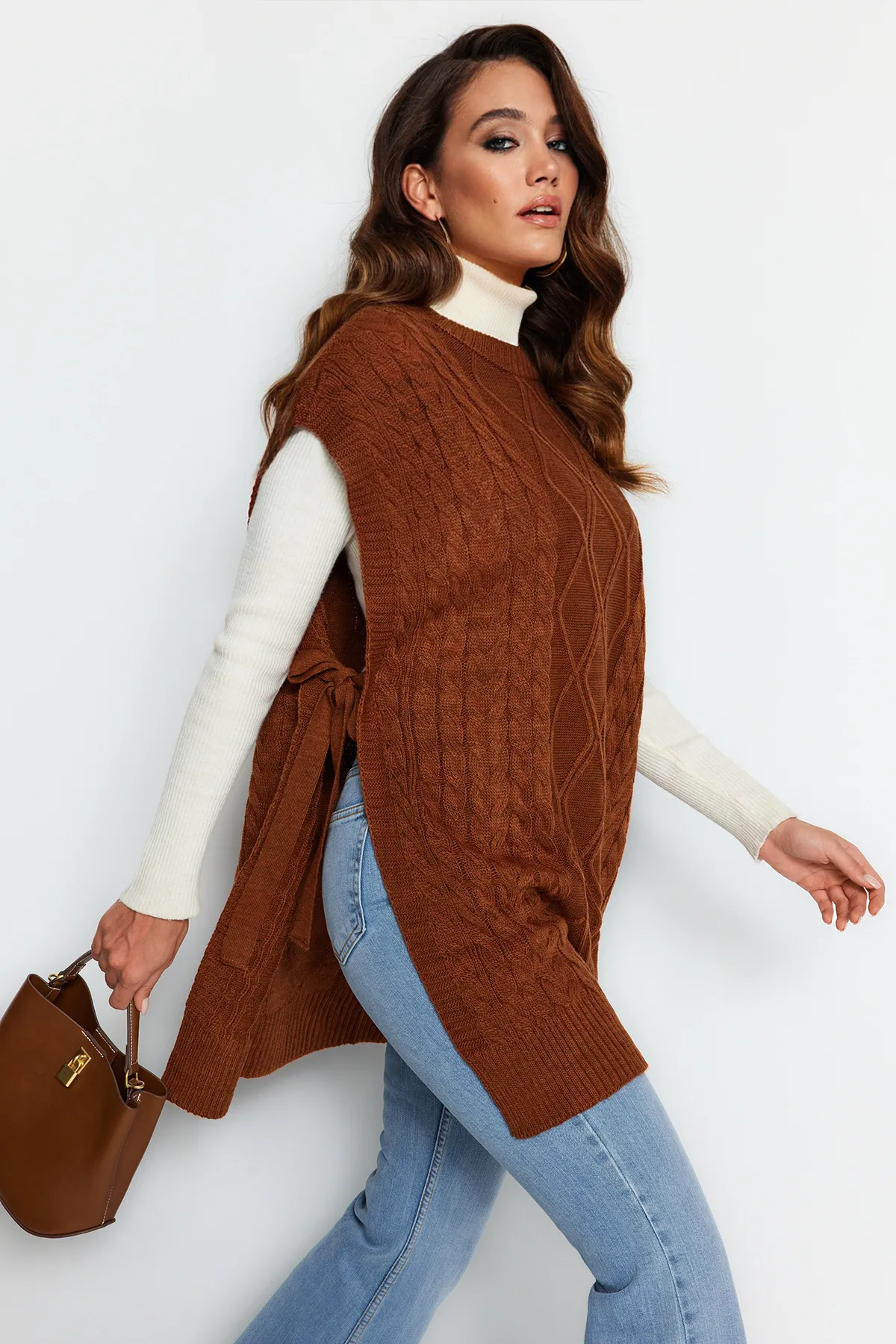 Trendyol Modest  Brauner geflochtener Strickpullover mit Bindegürtel TCTAW22UV0018