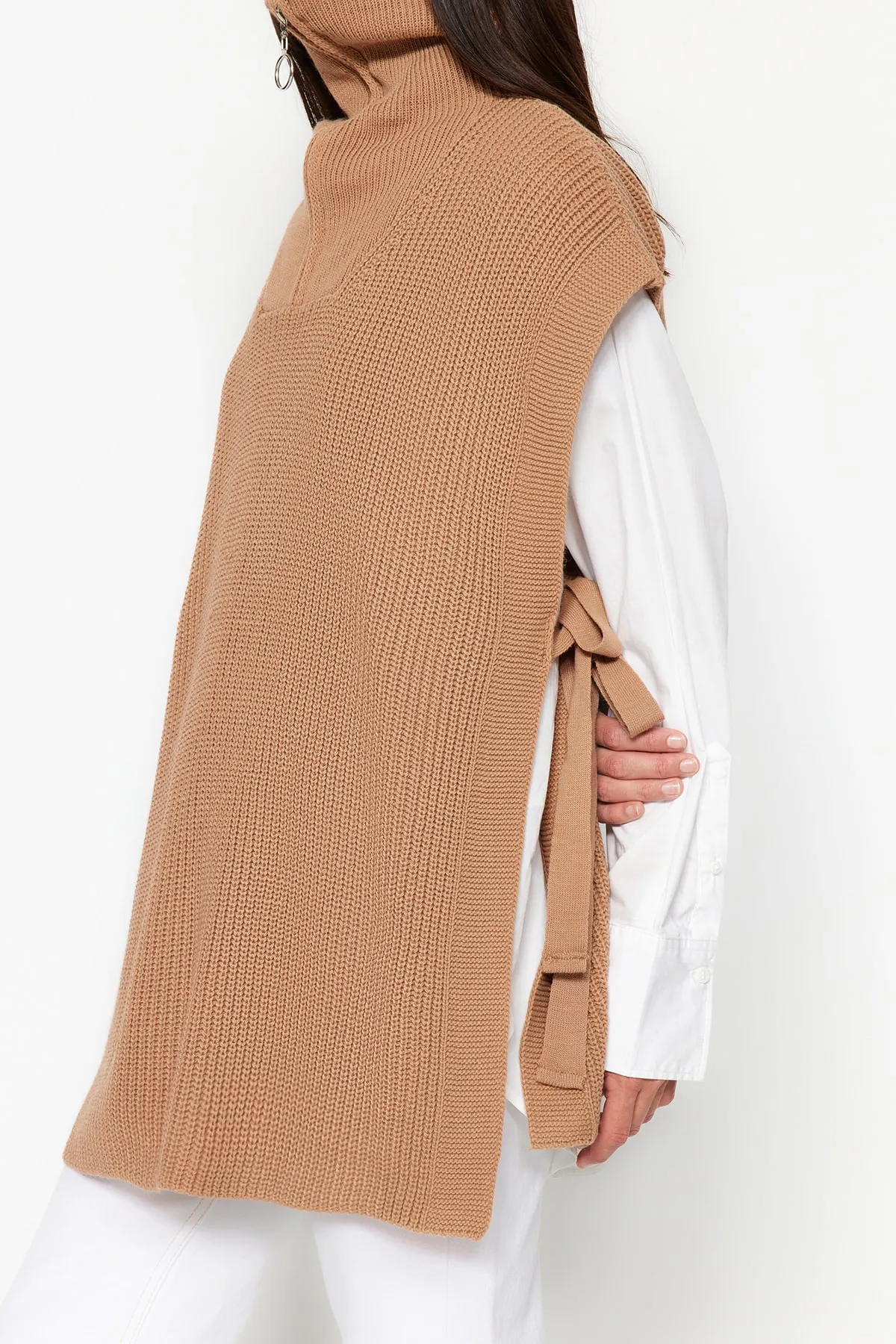 Trendyol Modest  Nerzfarbener Strickpullover mit Reißverschlusskragen und seitlichem Bindedetail TCTAW22UV0009