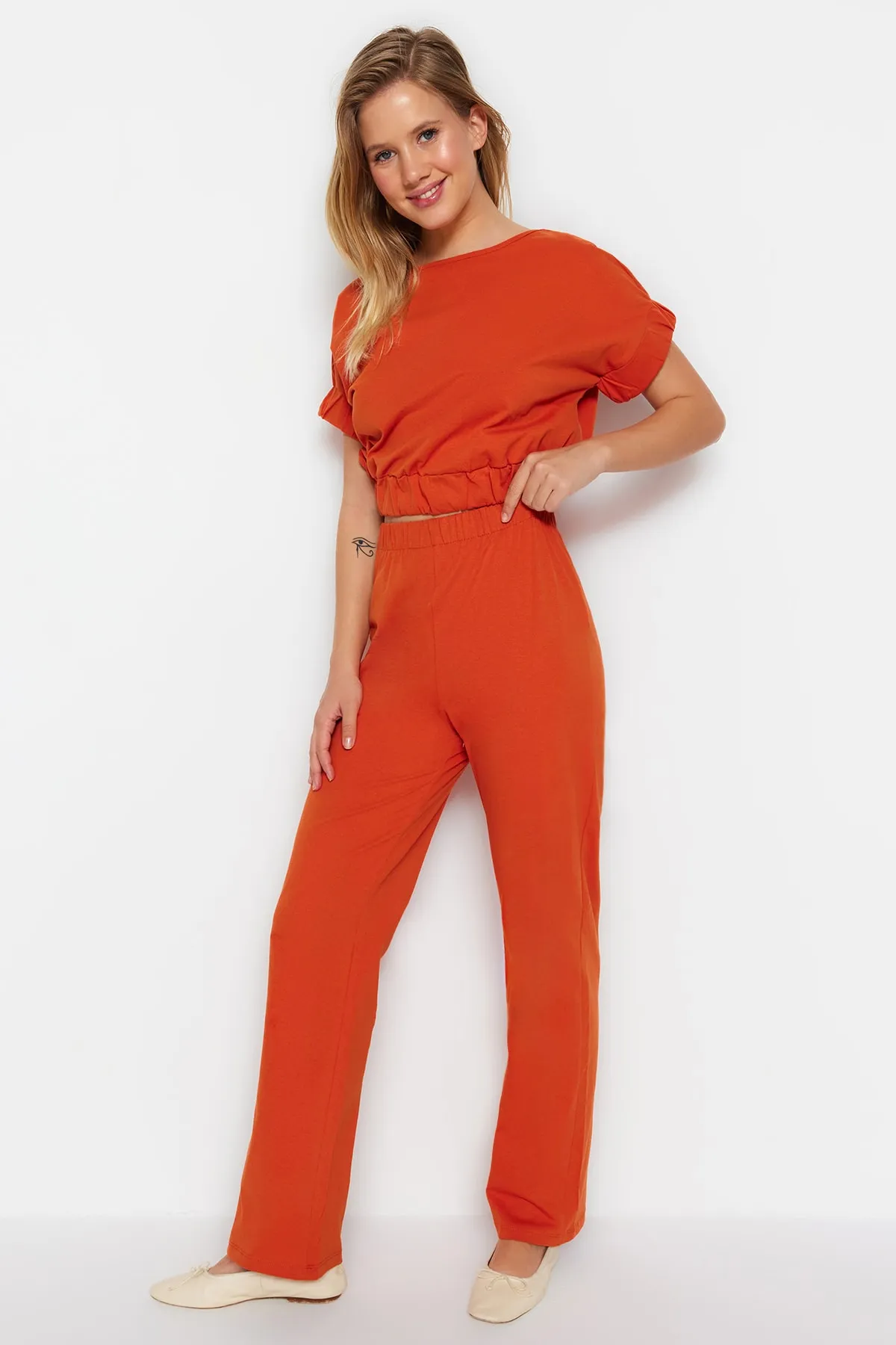 Trendyol Collection  Set aus gefliestem Baumwollbund, elastischem, detailliertem T-Shirt, gestrickter Hose und Oberteil THMSS23AU00022