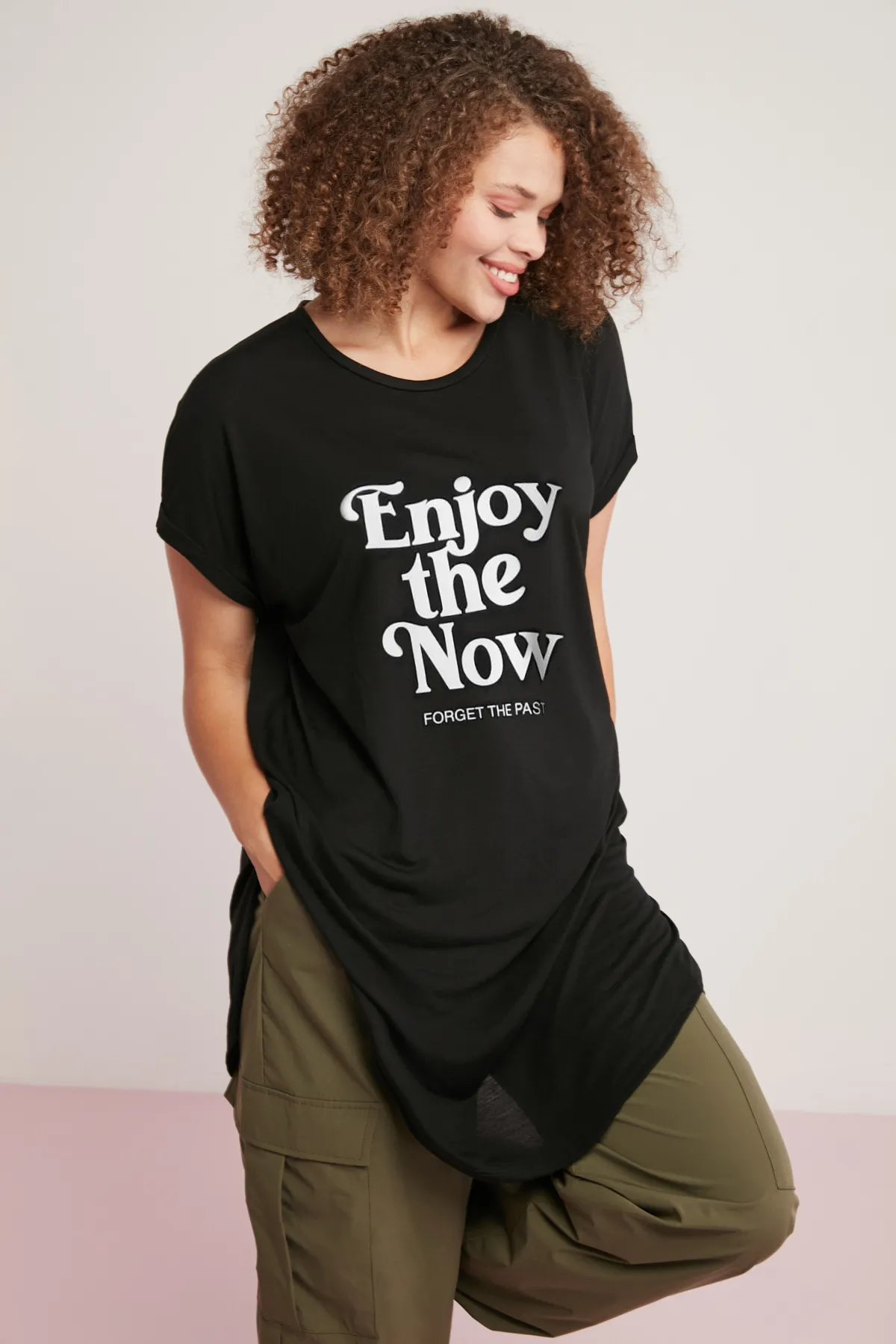 ETHIQUET  Diana Damen-T-Shirt in Übergröße, vorne bedruckt, mit langem, rundem Kragen, Schwarz, Übergröße