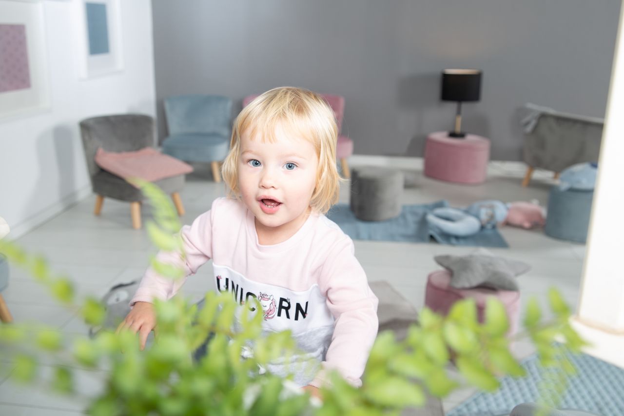Roba Kindersessel „Lil Sofa“, bequemer Sessel mit stabilen Holzfüßen und Samtstoff in Sky/Hellblau