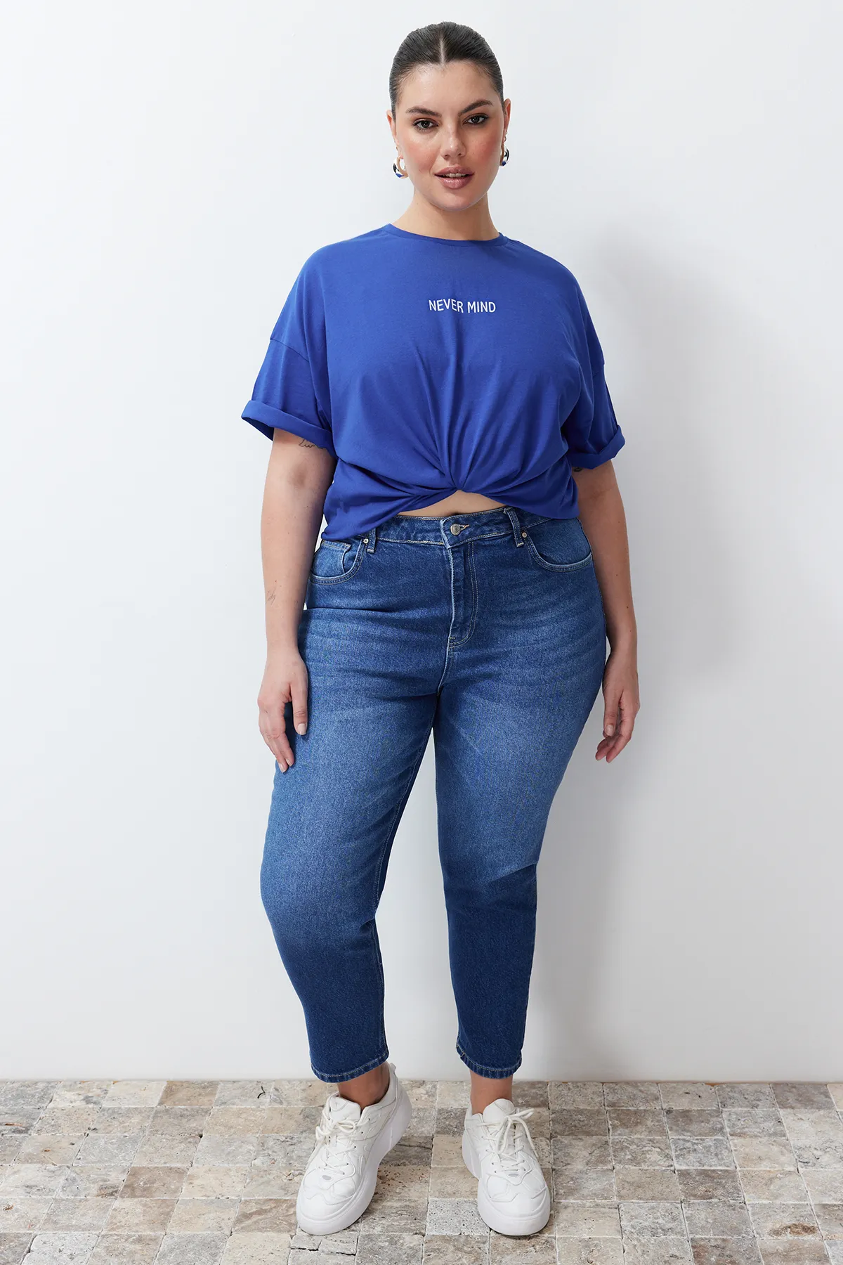Trendyol Curve  Übergroßes Strick-T-Shirt mit Saks-Slogan-Print TBBSS24BF00018
