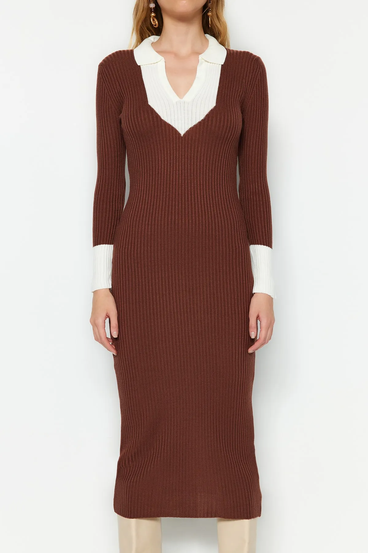 Trendyol Collection  Braunes Midi-Strickkleid mit Farbblockmuster TWOAW23EL00024