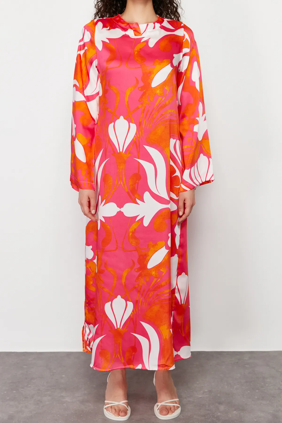 Trendyol Modest  Rotes Abendkleid mit Ethnomuster und Satinoberfläche TCTSS23DB00028