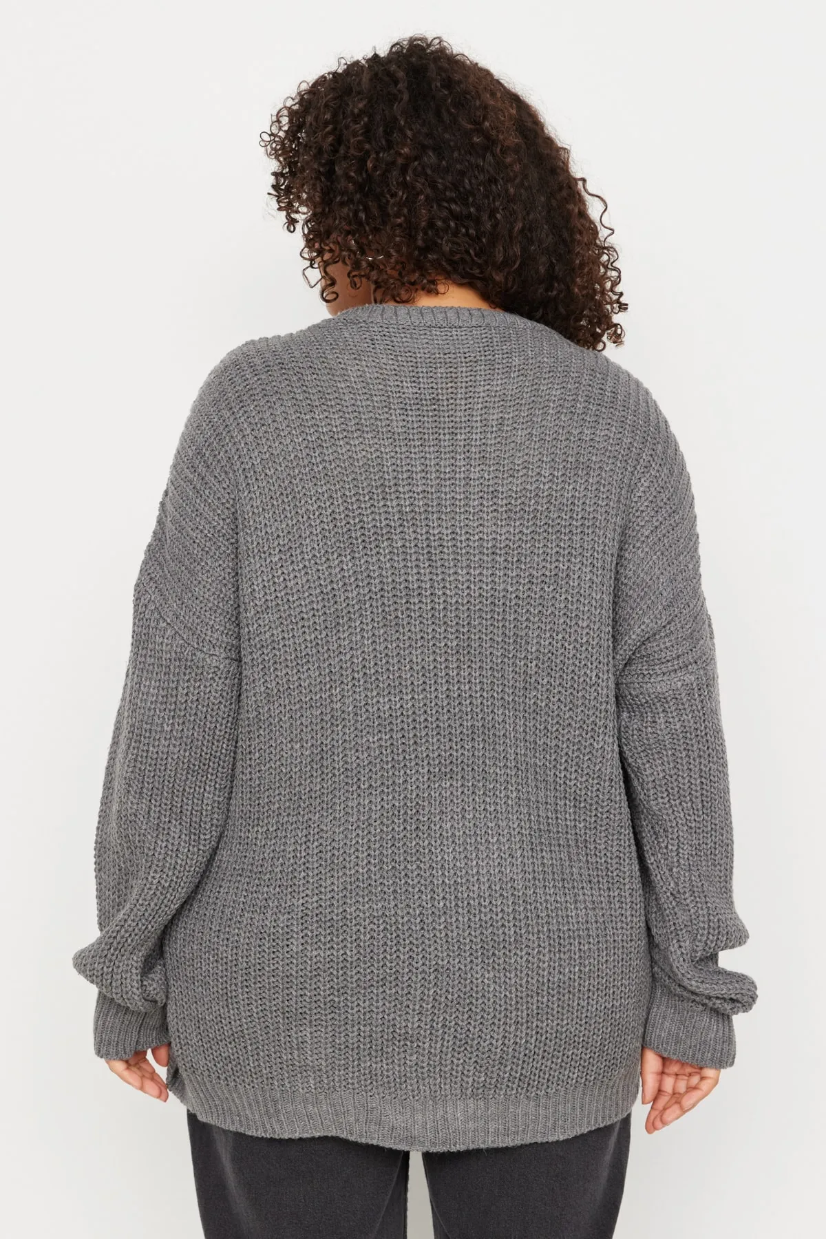 Trendyol Curve  Anthrazitfarbener Strickpullover mit Kreuzspitze und detailliertem Detail