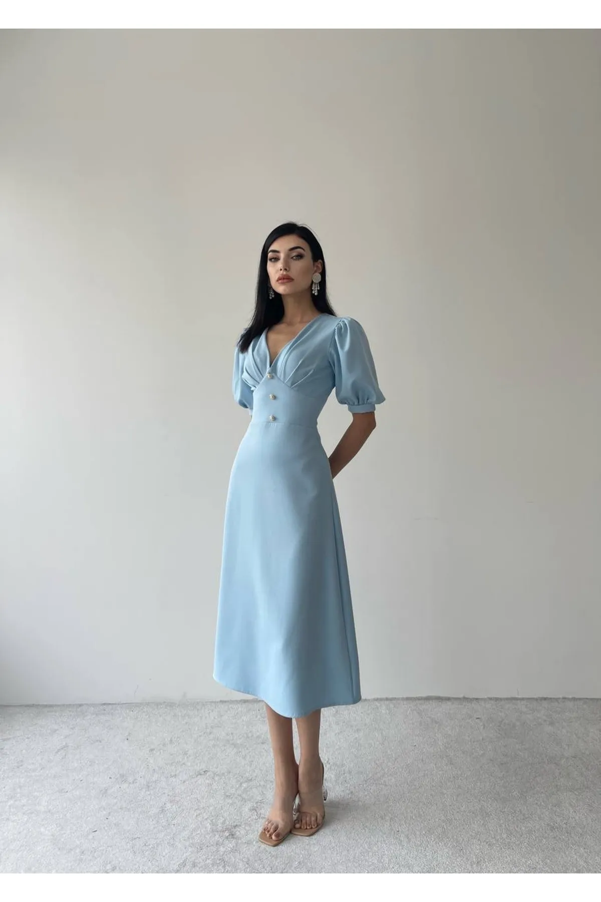 SONREİR  KLEID IN MIDI-LÄNGE MIT BALLONÄRMELN, KNOPFDETAILS VORNE