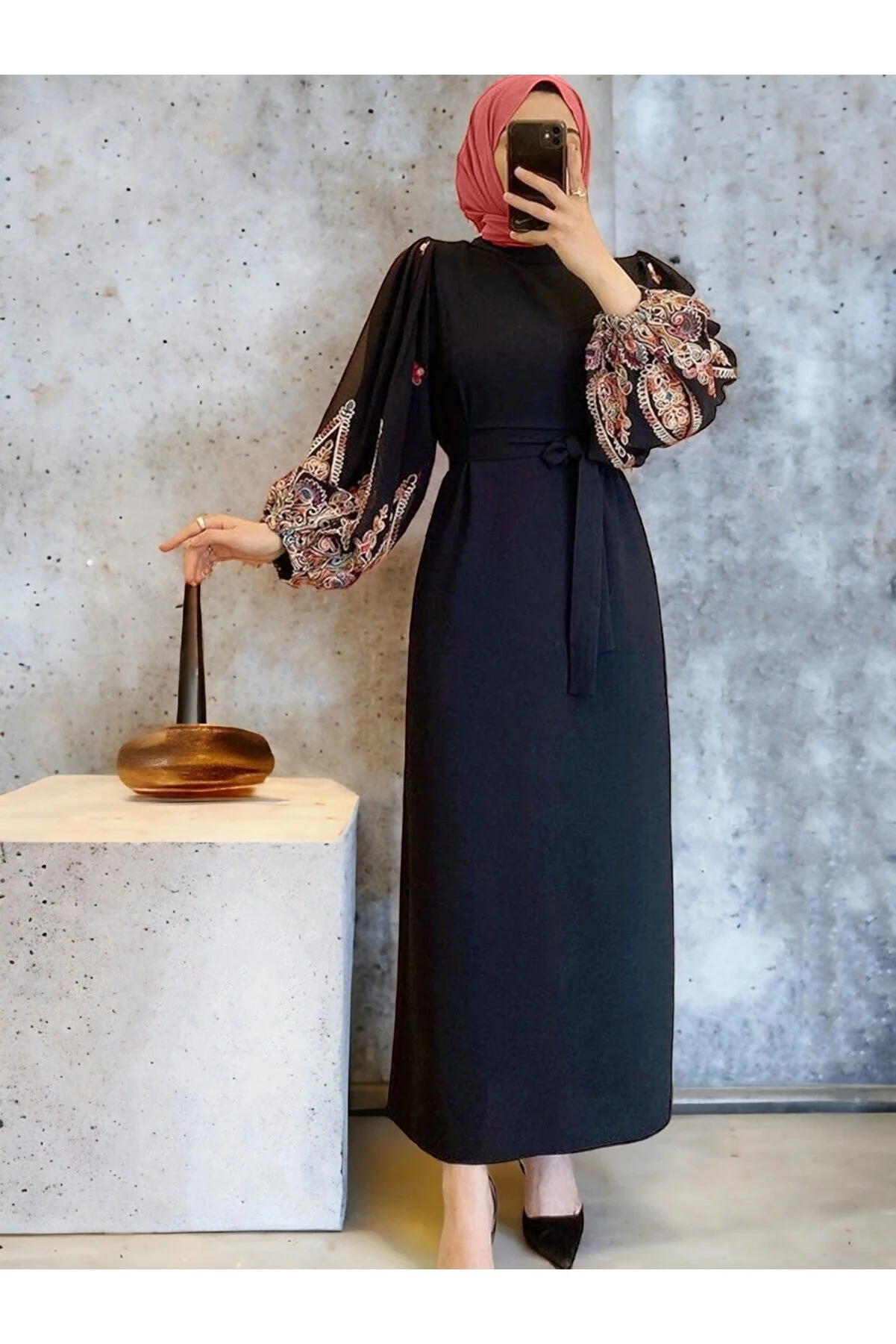 Modamorfo  Bleistiftkleid mit Schnürung und besticktem Tüll an den Ärmeln
