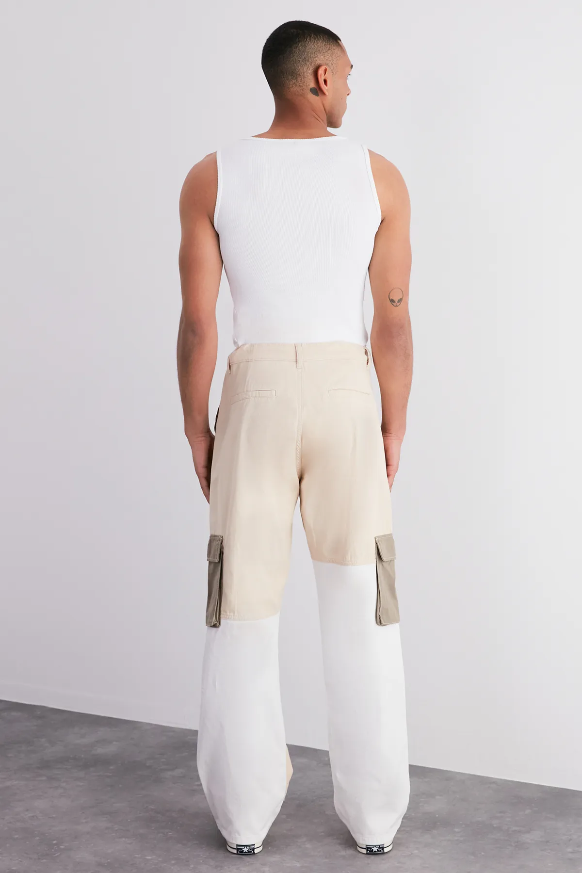 Trendyol Collection  Khakifarbene Cargohose mit lockerer Passform und Farbblock in limitierter Auflage TMNSS24PL00008