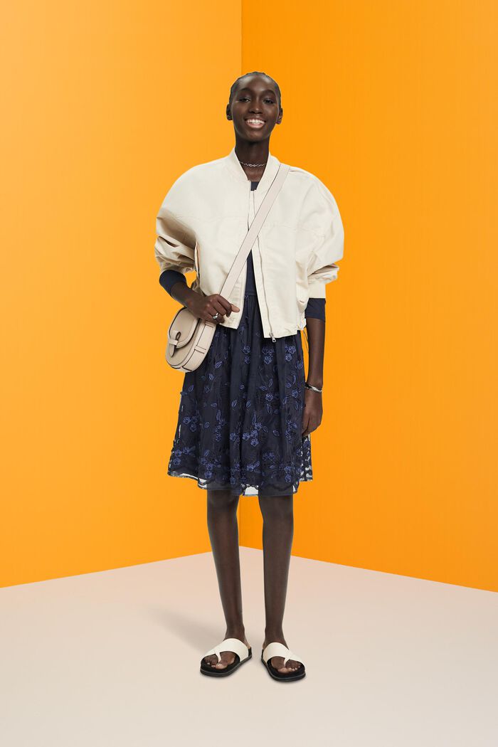 Minikleid mit 3D-Spitze und floral besticktem Mesh