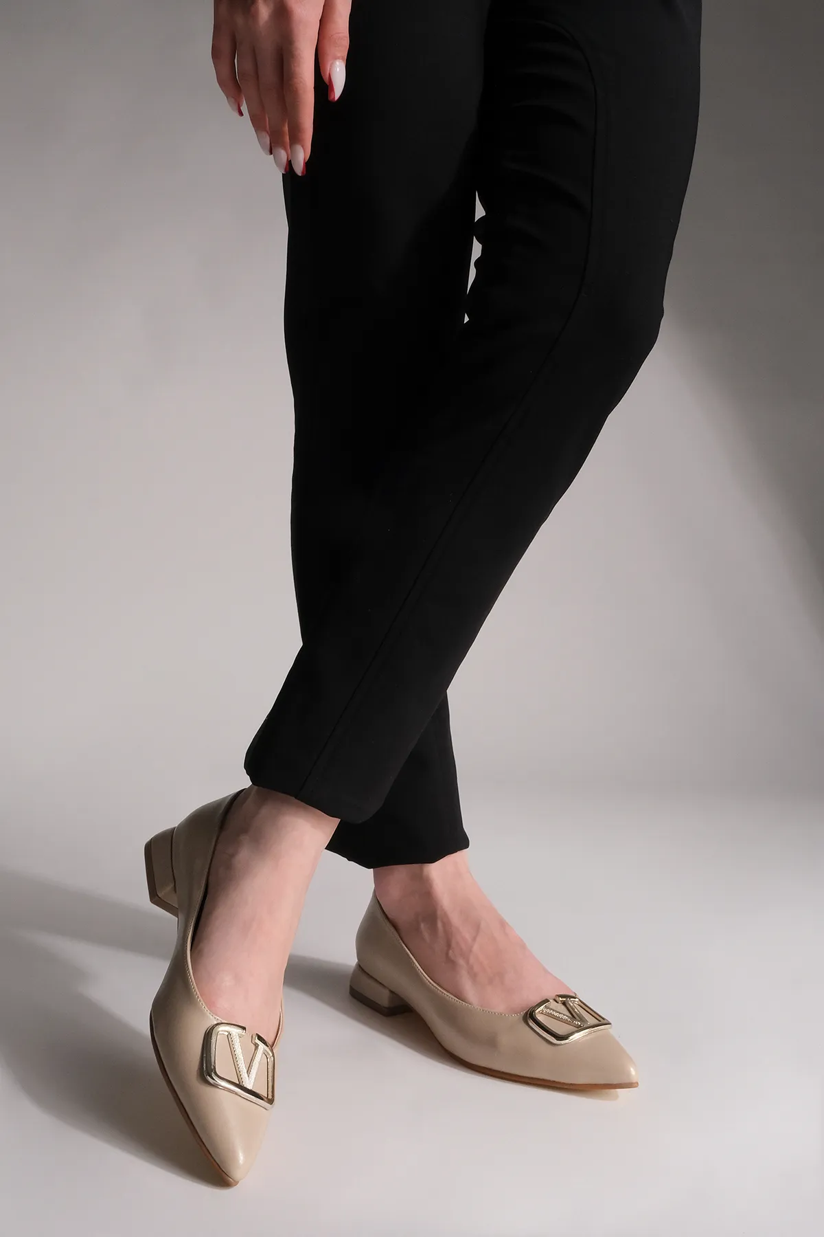 Marjin  Ballerinas mit spitzer Spitze und Schnalle für Damen Porek Beige
