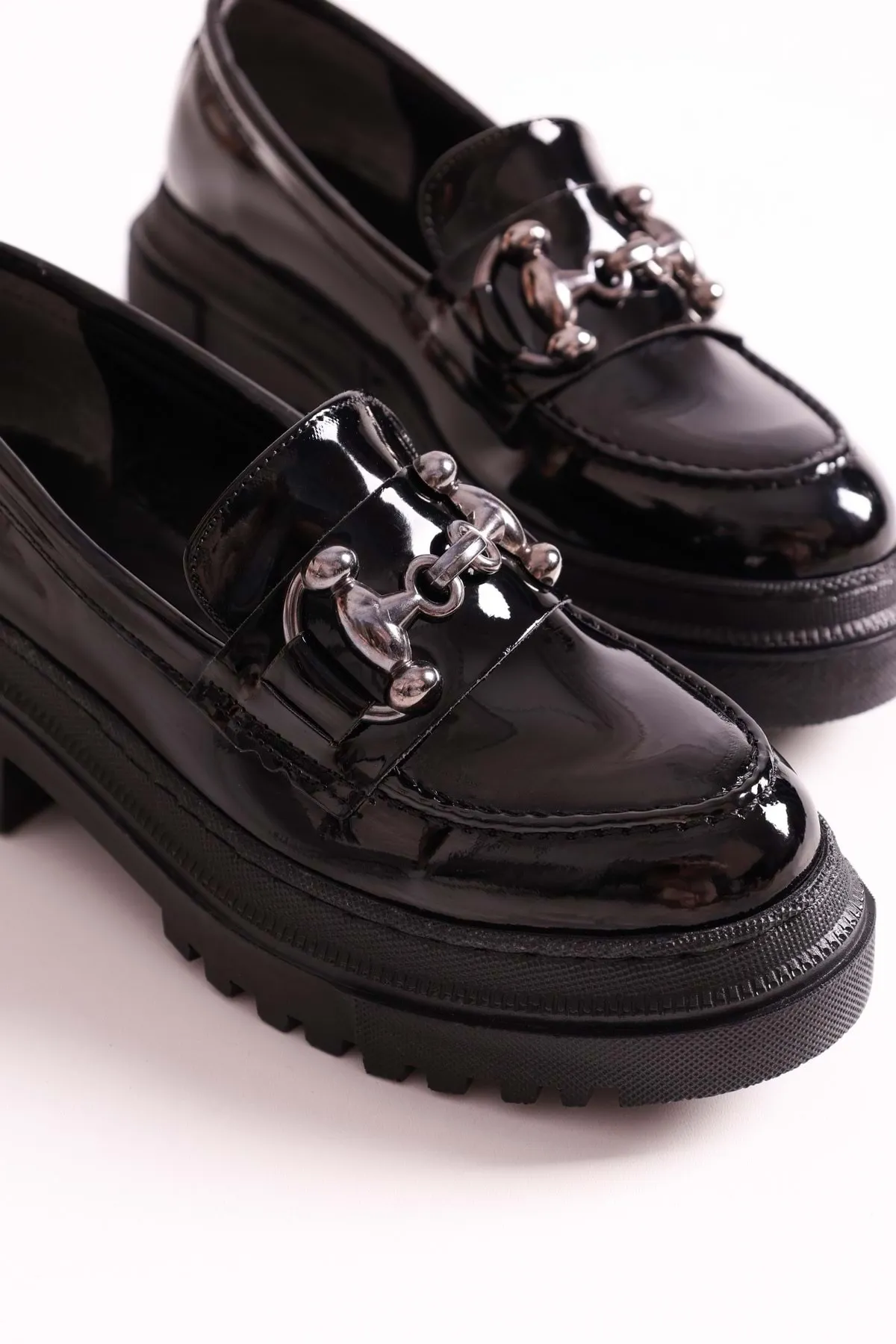 Shoeberry  Damen-Loafer Rex aus schwarzem Lackleder mit dicker Sohle und Schnalle. Schwarzes Lackleder