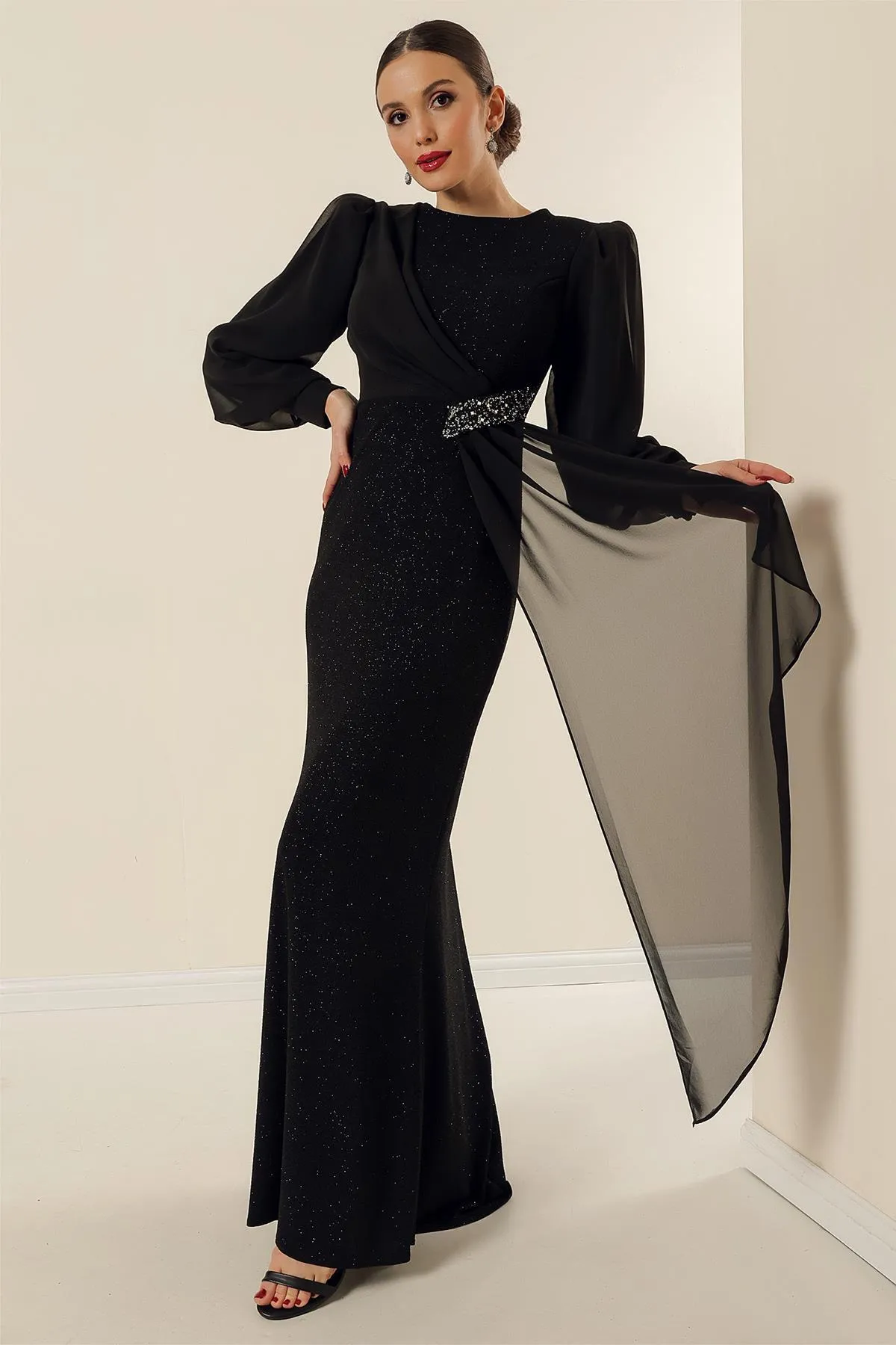 By Saygı  Lycra-Chiffon, detailliertes, gefüttertes, langes, glitzerndes, weites Kleid mit Steinaccessoires an der Taille