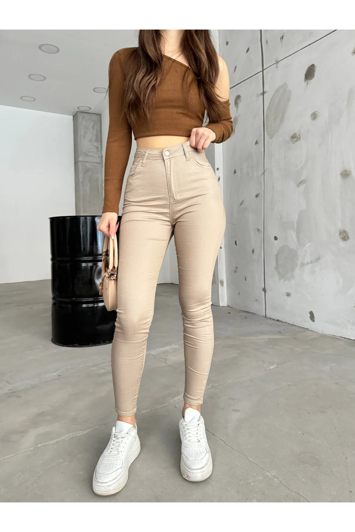 BİKELİFE  Beigefarbene, knöchellange, schmale Lycra-Hose mit hoher Taille und schmalem Bein