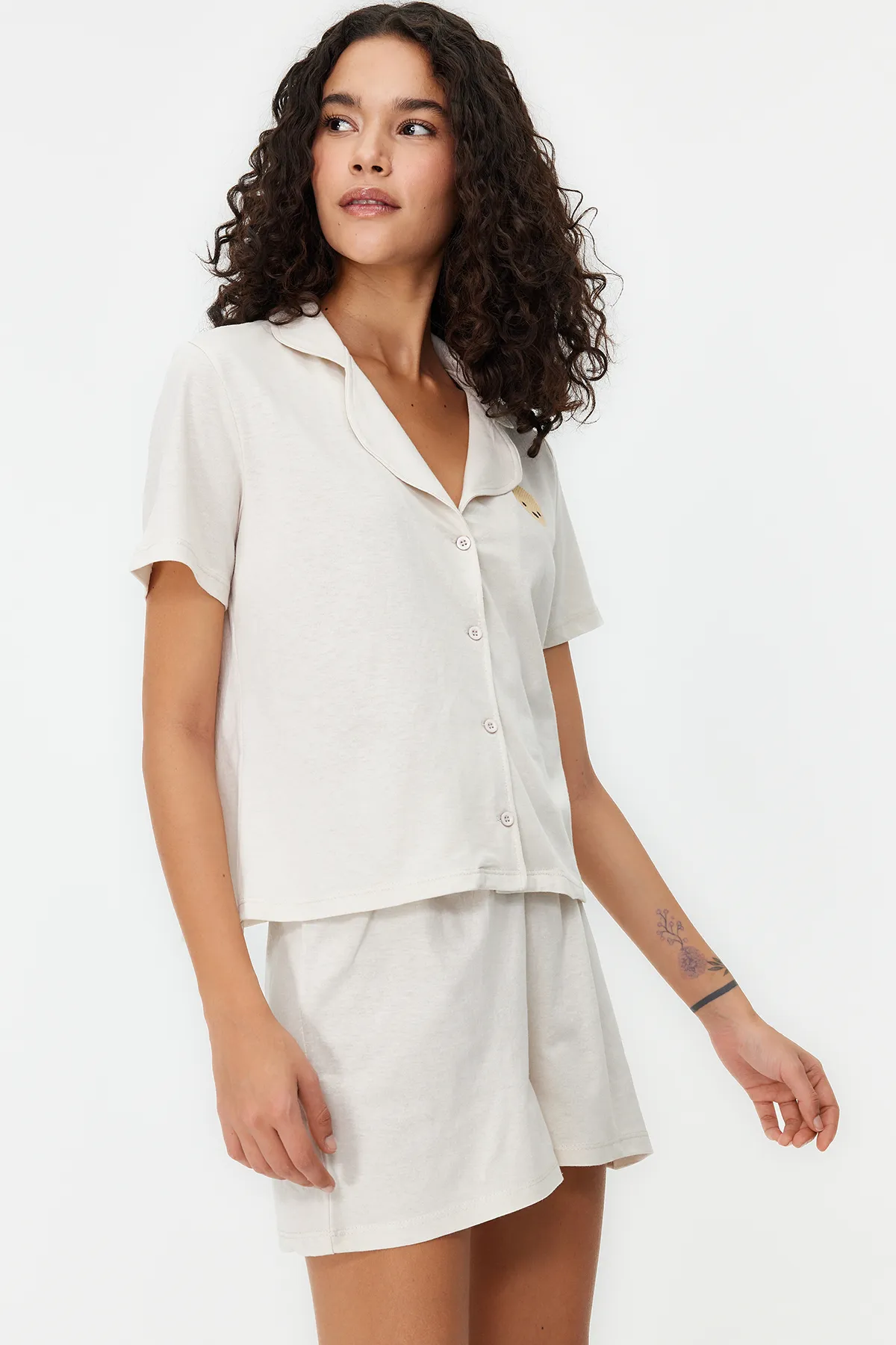 Trendyol Collection  Beiges Pyjama-Set aus Hemd und Shorts aus 100 % Baumwolle mit Teddybär-Stickerei THMSS23PT00012