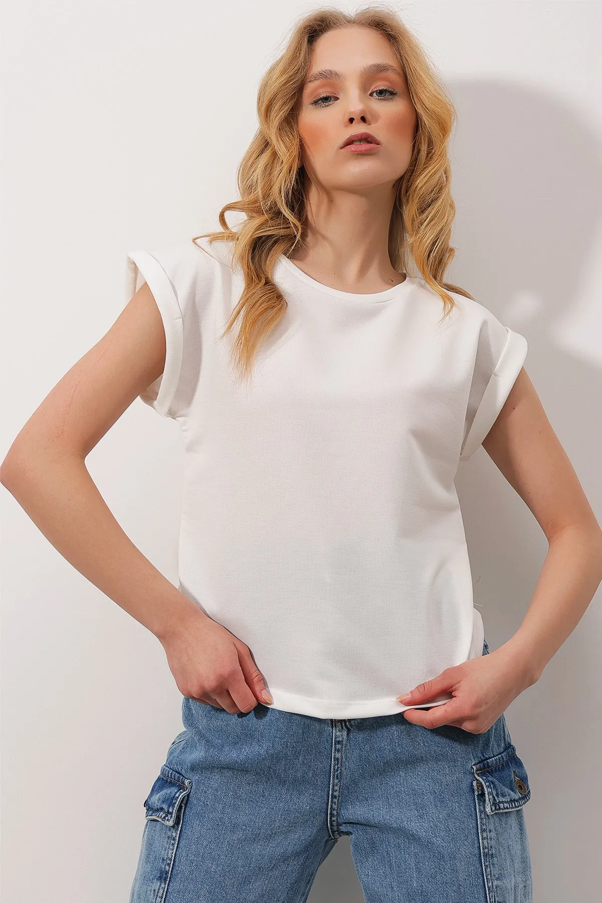 Trend Alaçatı Stili  Weiße Scuba-Bluse mit Rundhalsausschnitt und zwei Ärmeln für Damen ALC-X9916