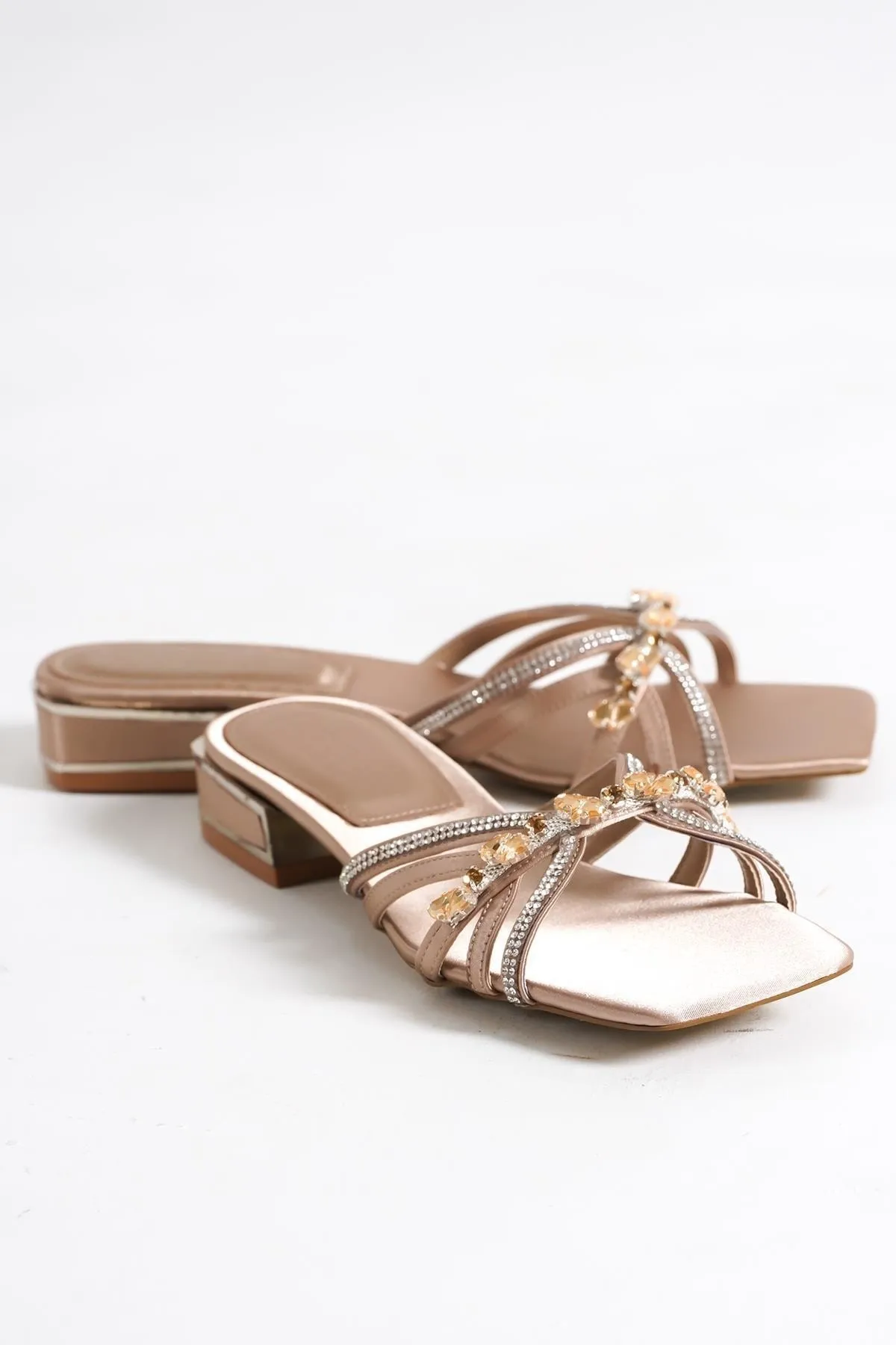 Capone Outfitters  Capone Blunt Toe Stone Gestreifte Damenhausschuhe aus Satin mit kurzem Absatz in Beige