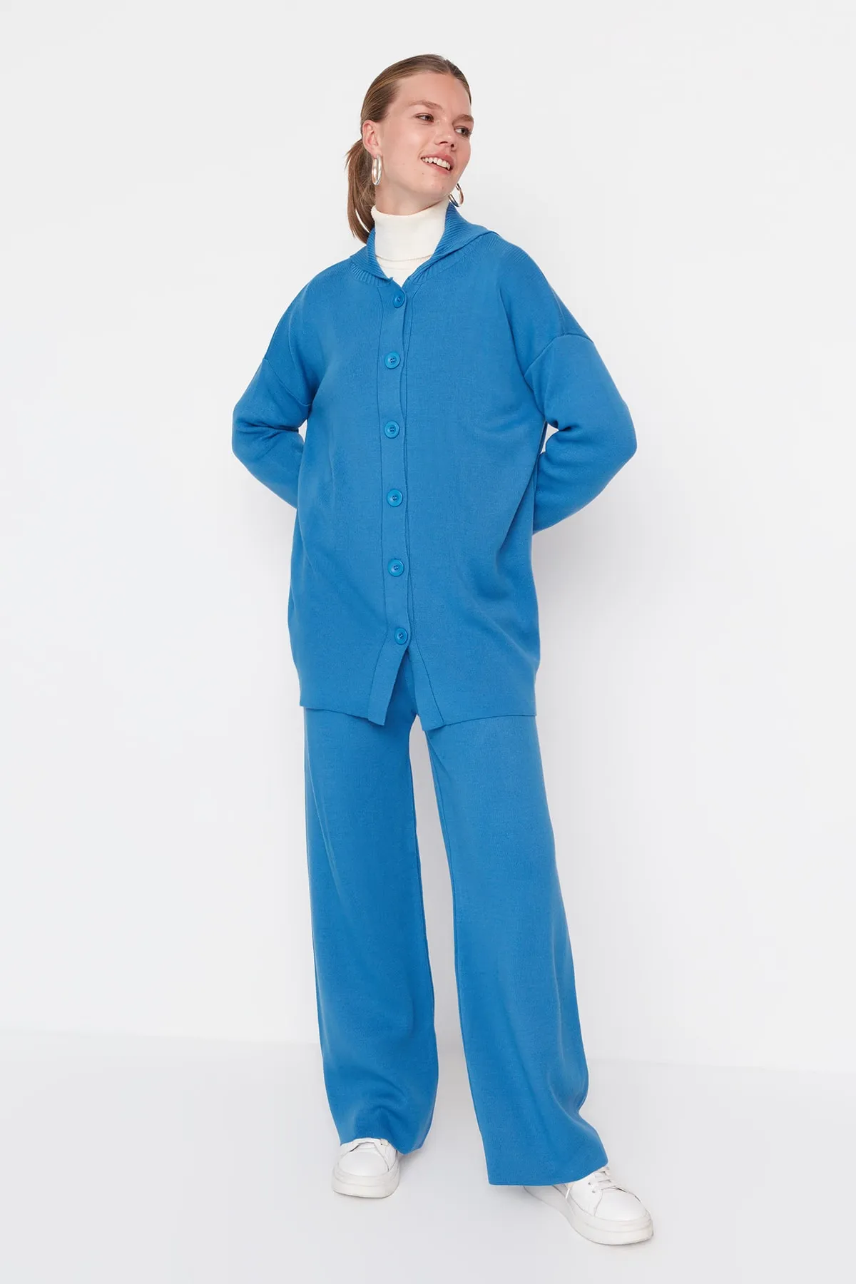 Trendyol Modest  Blaues Strickset mit Cardigan und Hose und Kragendetail TCTAW23US00100