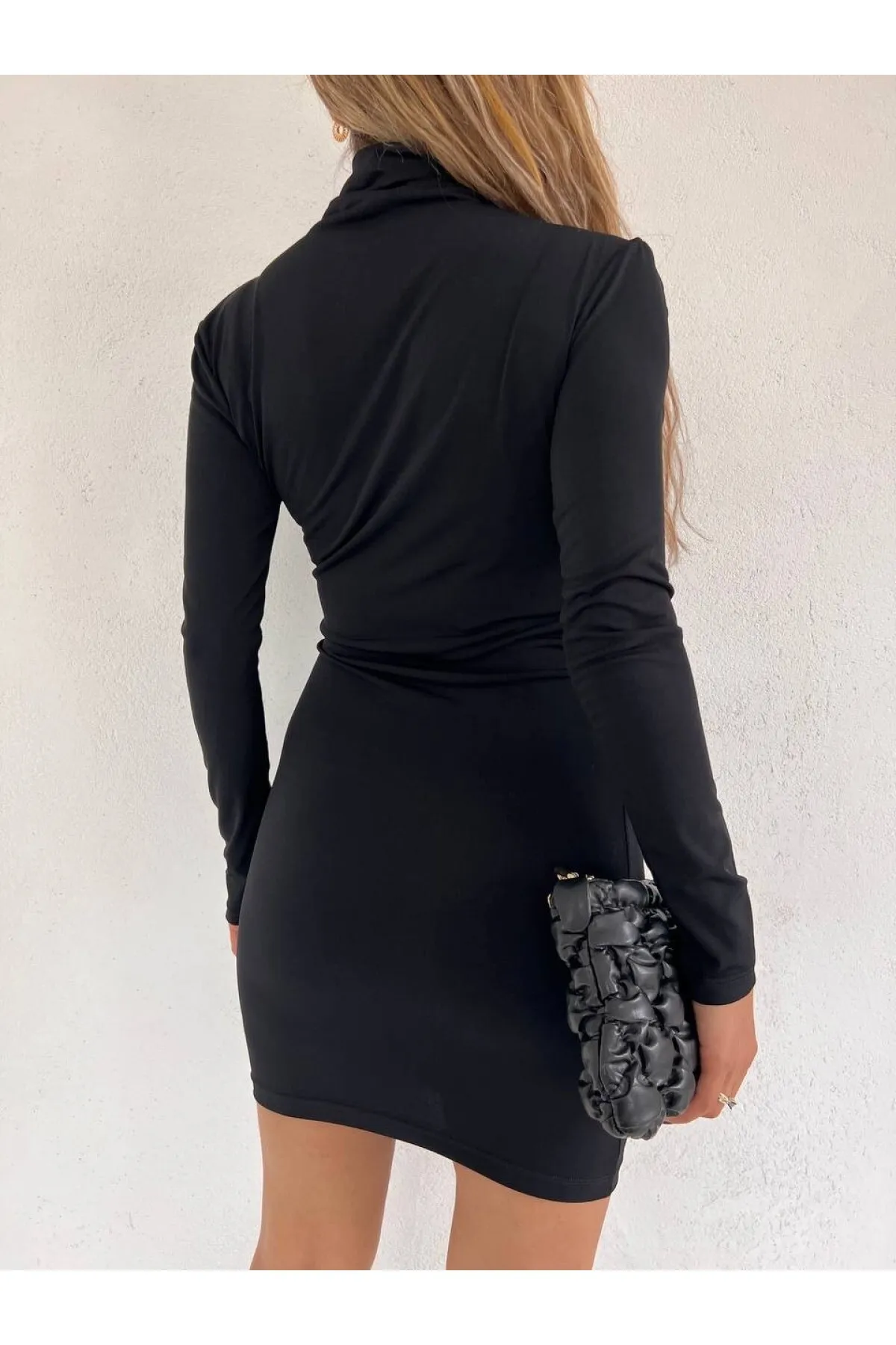 Modamorfo  Sandfarbenes Minikleid aus Stoff mit Falten an der Seite und am Hals