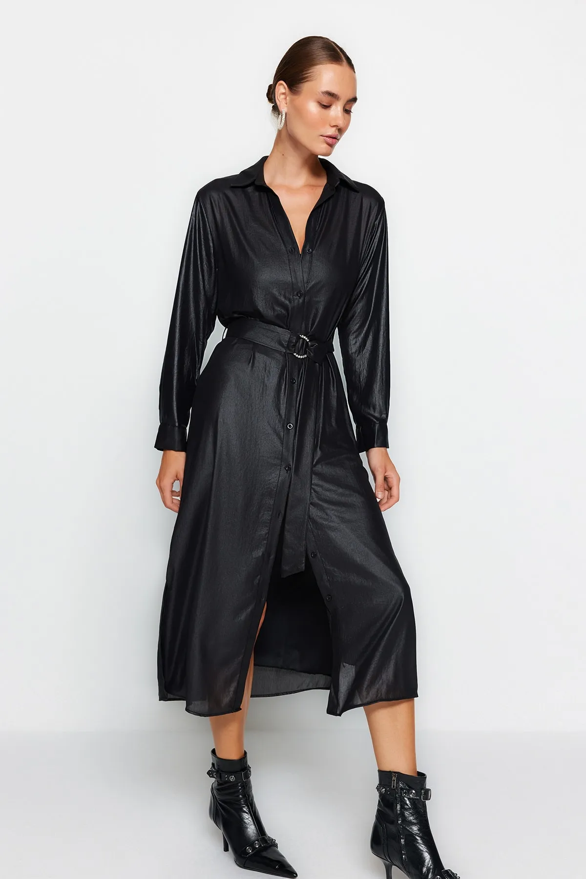 Trendyol Collection  Schwarzes, gewebtes Maxi-Hemdkleid mit Gürtel TWOAW24EL00325