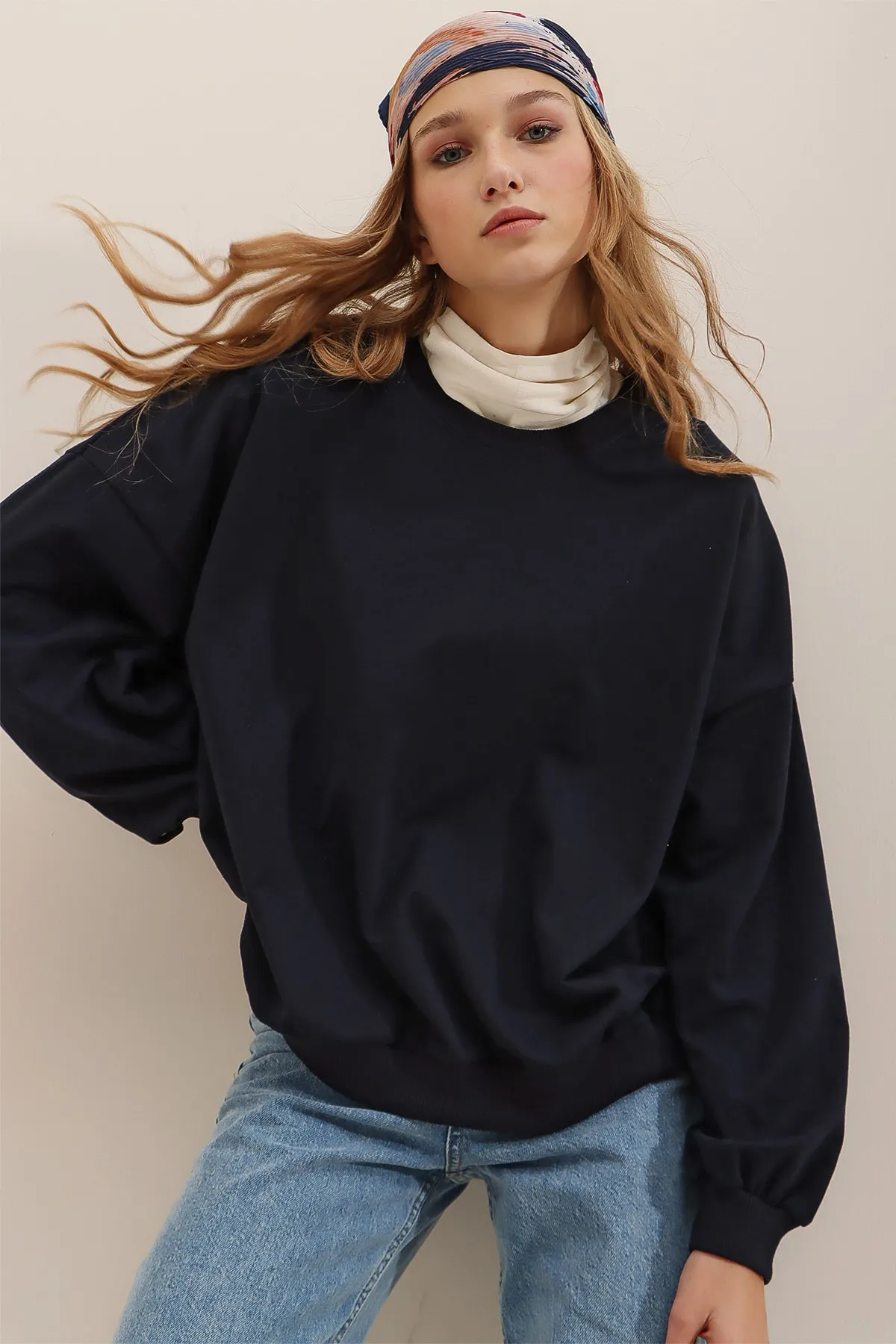 Trend Alaçatı Stili  Marineblaues Oversize-Sweatshirt mit Rundhalsausschnitt für Damen ALC-669-001