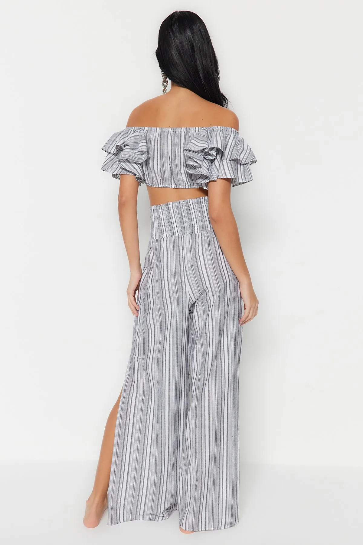Trendyol Collection  Grau gestreiftes, gewebtes Blusen- und Hosenset mit Rüschen TBESS21AU0305
