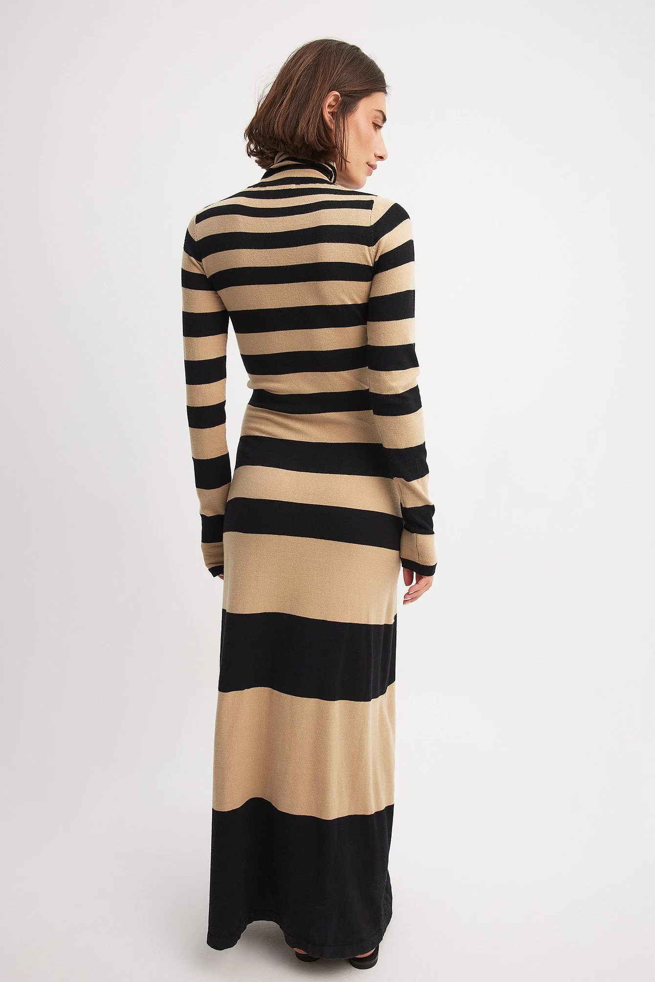 Feingestricktes, gestreiftes Maxikleid