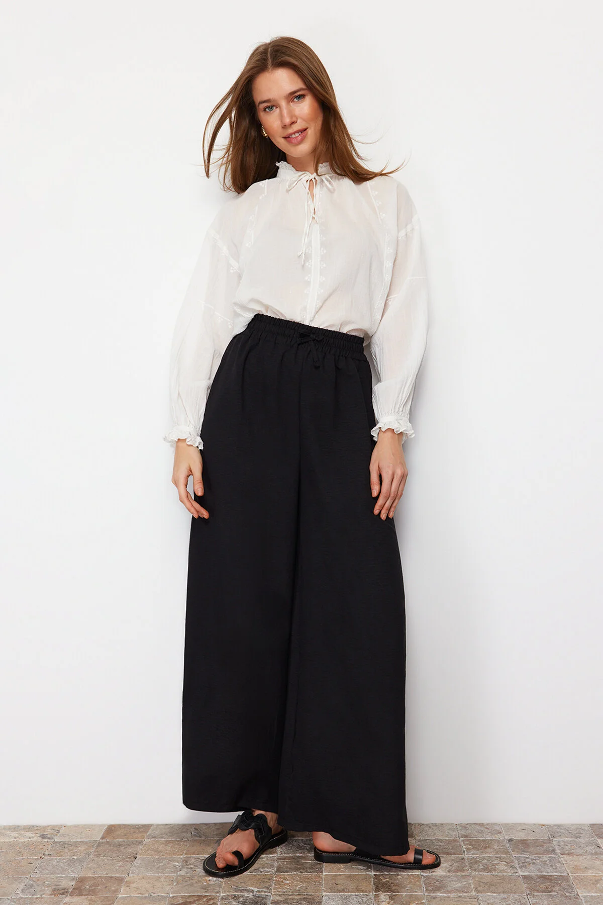 Trendyol Modest  Schwarze Webhose mit weitem Bein TCTSS22PL0240