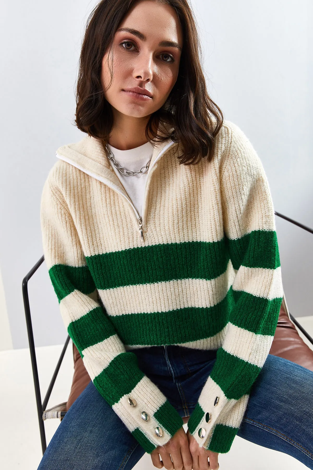 Bianco Lucci  Rollkragenpullover für Damen mit Reißverschluss, dicken gestreiften Ärmeln, Knöpfen und detailliertem Strickpullover