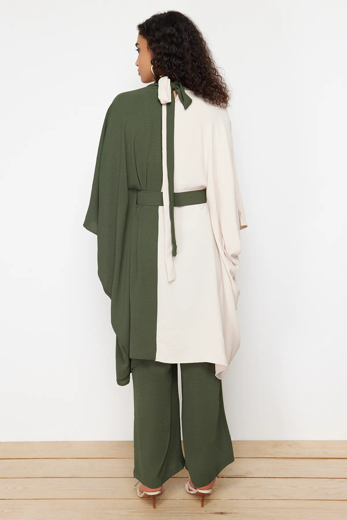 Trendyol Modest  Khakifarbener gewebter Tunika-Hosen-Anzug mit Gürtel und Farbblockierung in der Taille TCTSS23US00046