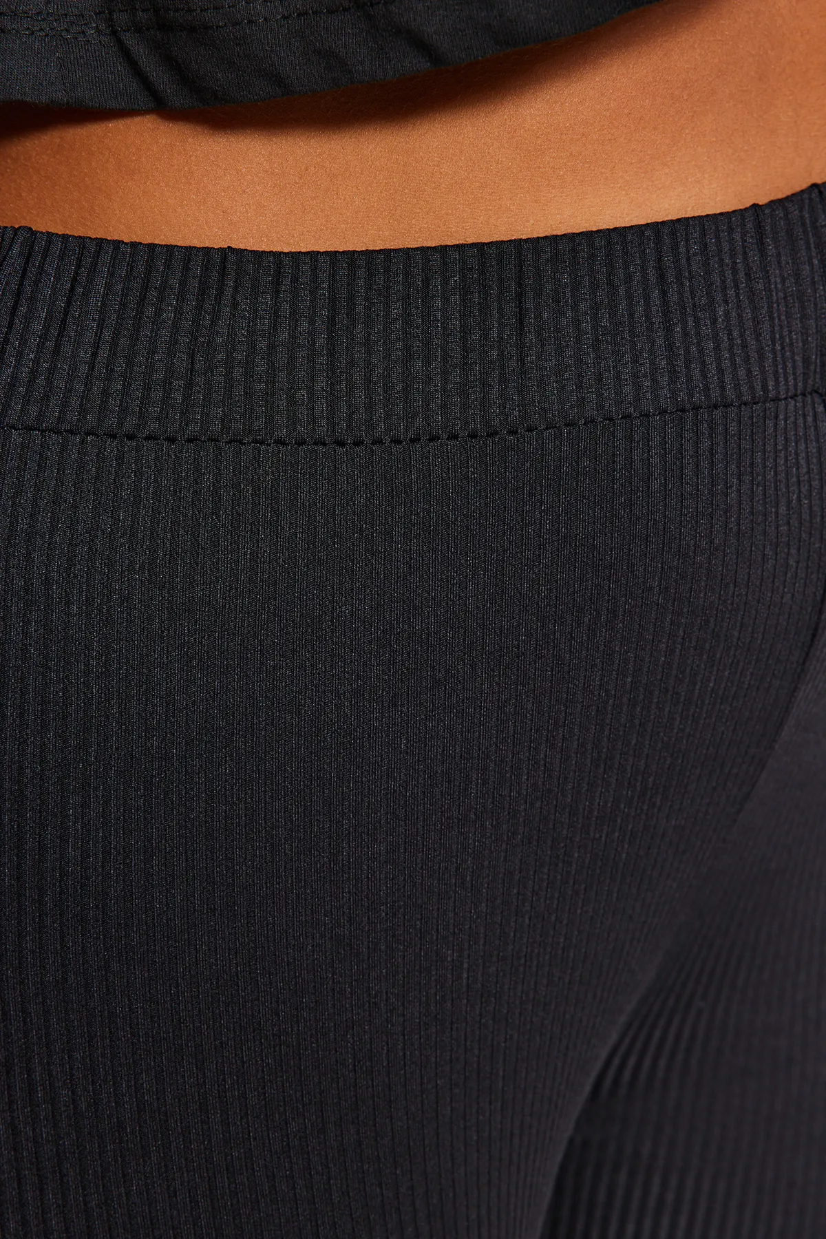 Trendyol Curve  Schwarze, weit geschnittene Strickhose TBSSS23AR00003