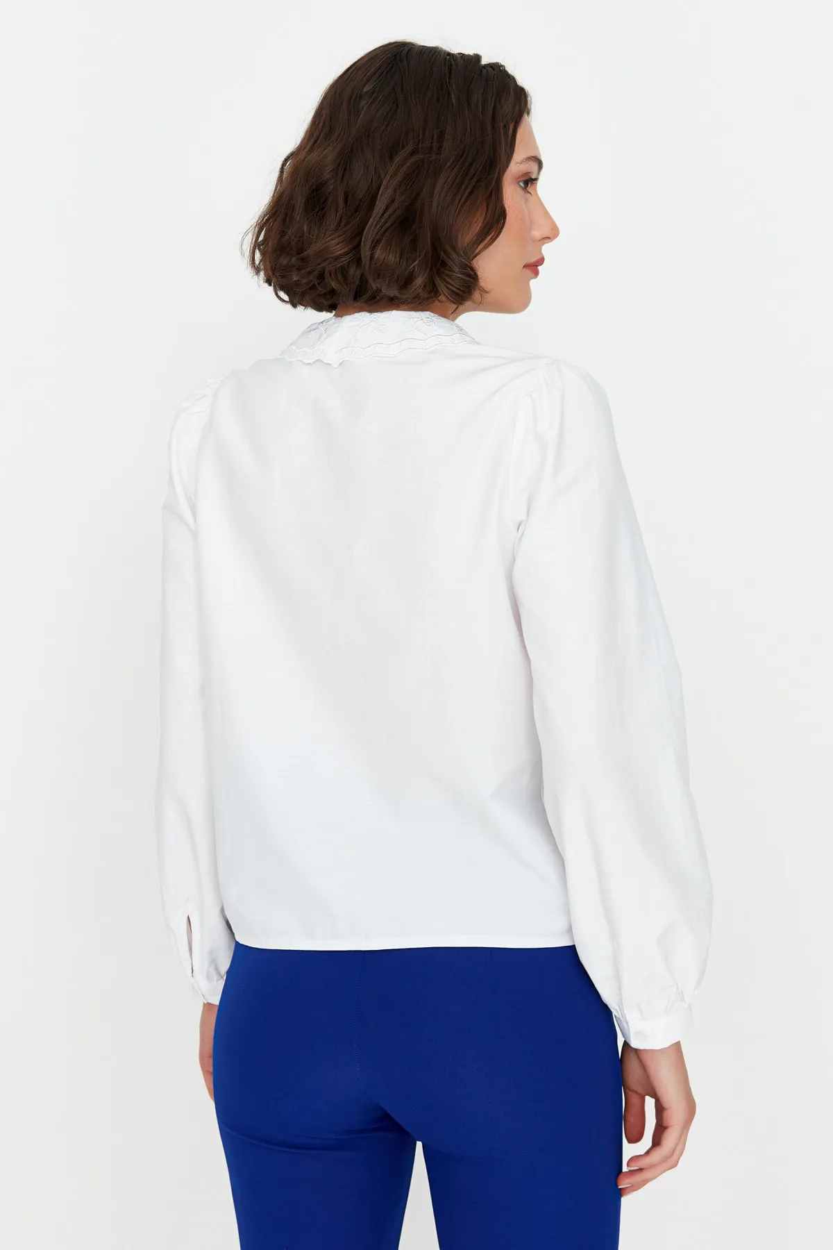 Trendyol Collection  Weißes, besticktes Baumwollhemd mit Stickereidetails - TWOAW21GO0005