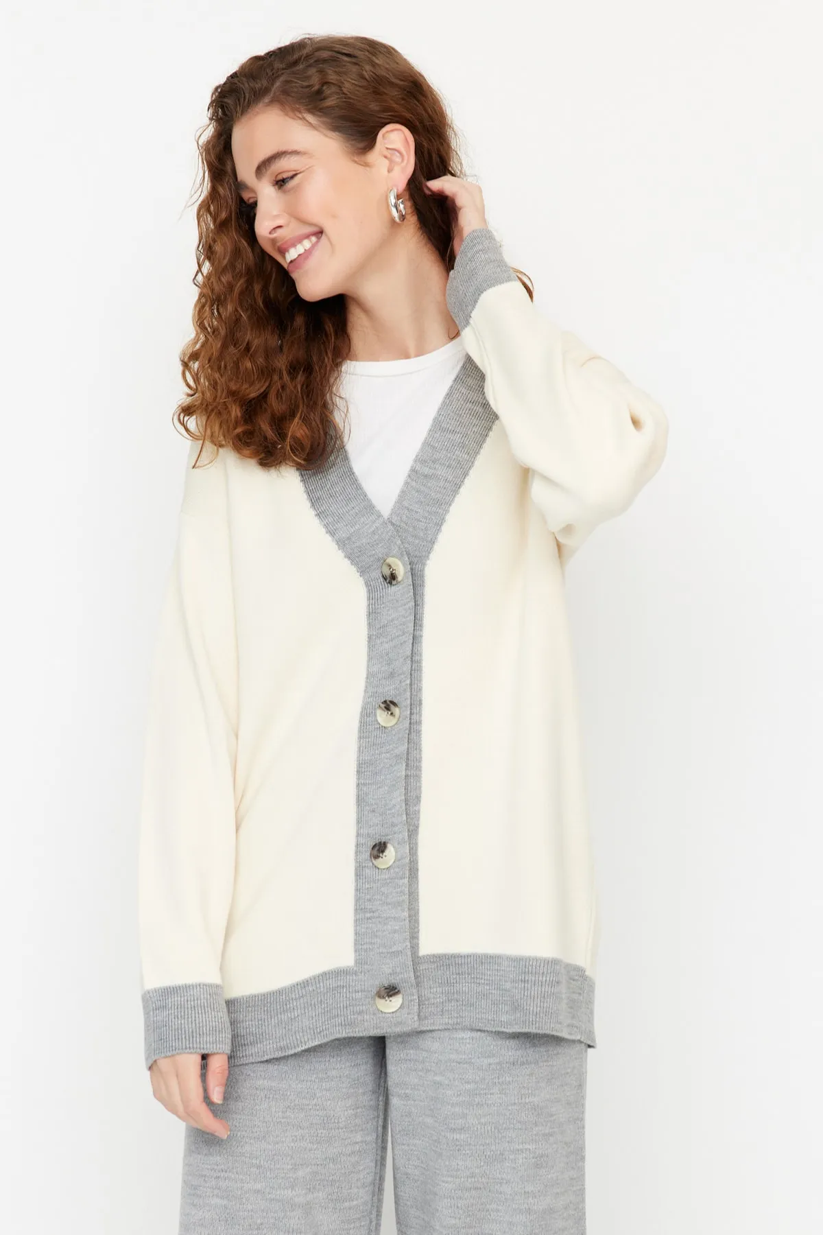 Trendyol Modest  Graues Strickset mit Cardigan und Hose und Streifendetail TCTAW22AU0156