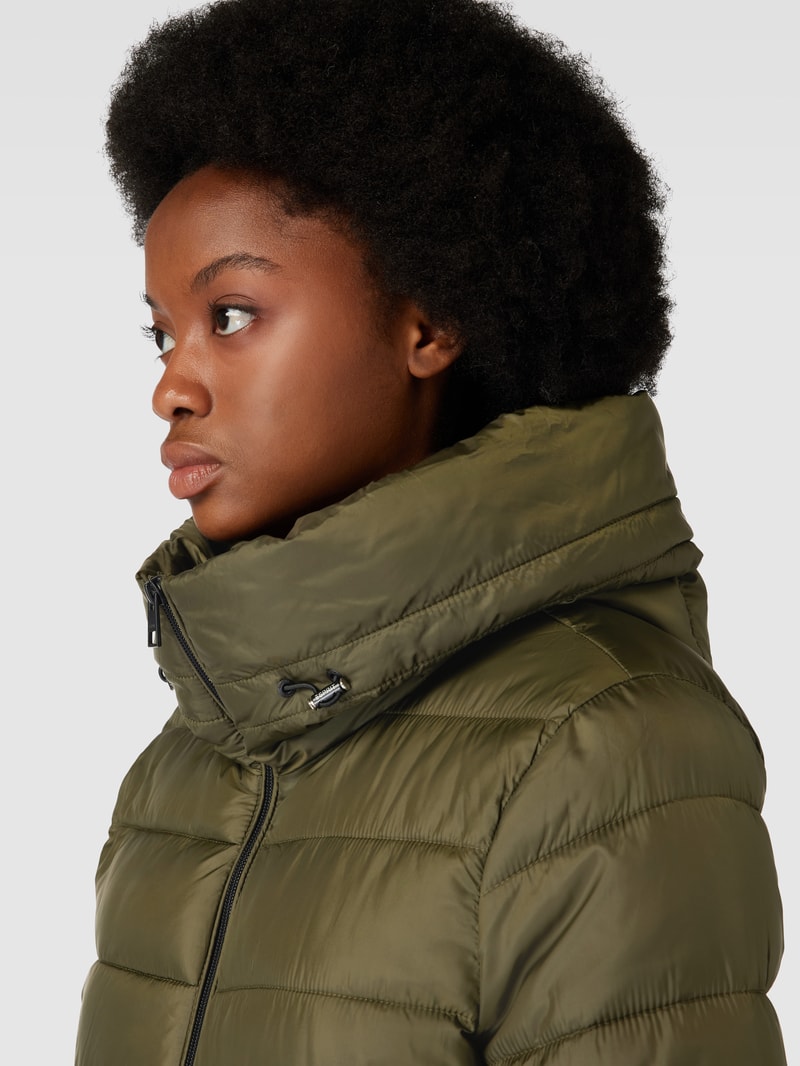 Steppjacke mit seitlichen Eingrifftaschen in dunkelgrün